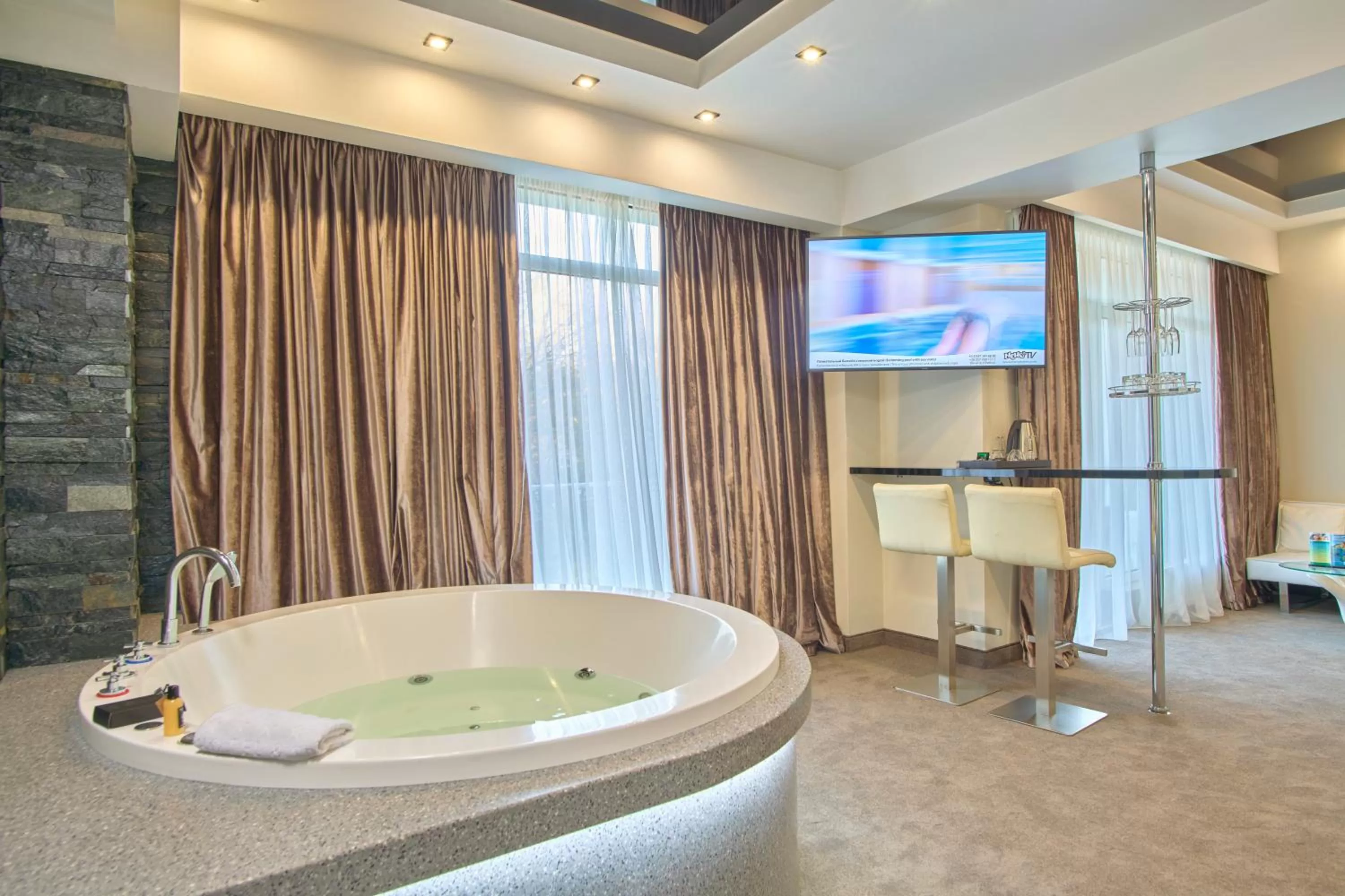 Photo of the whole room in Hotel & Spa NEMO with dolphins