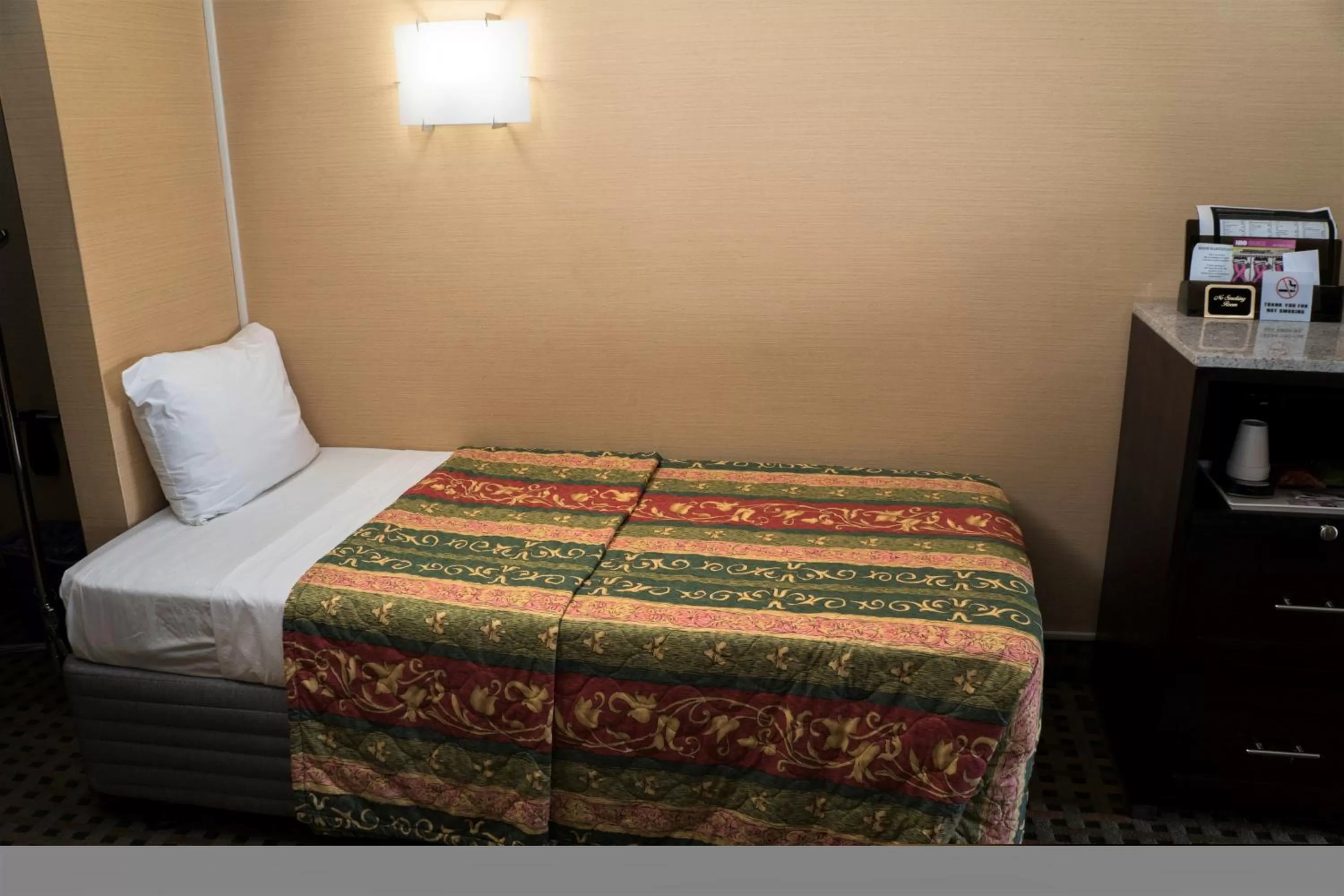 Bed in California Inn Barstow