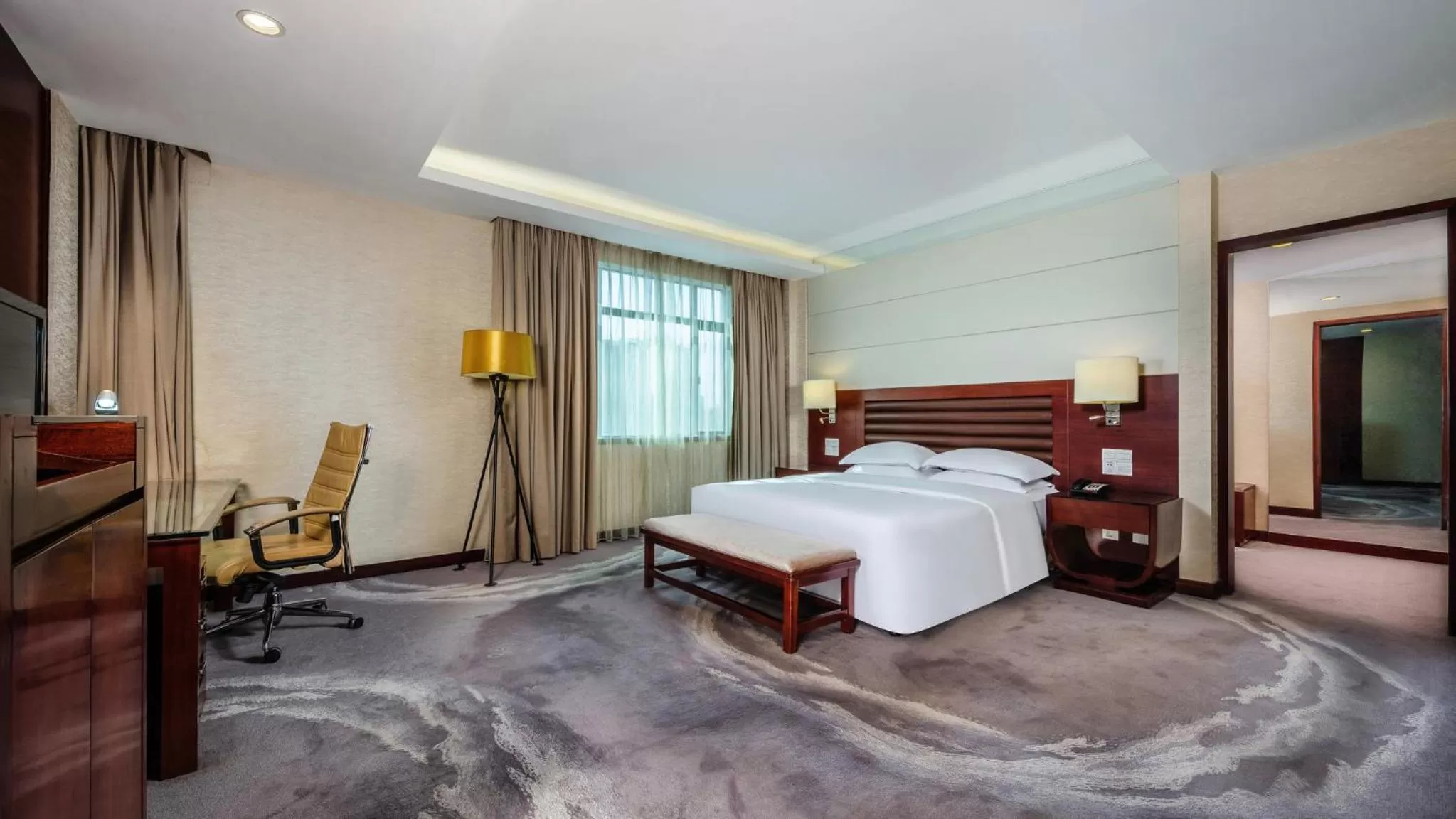 Photo of the whole room, Bed in Crowne Plaza Foshan by IHG