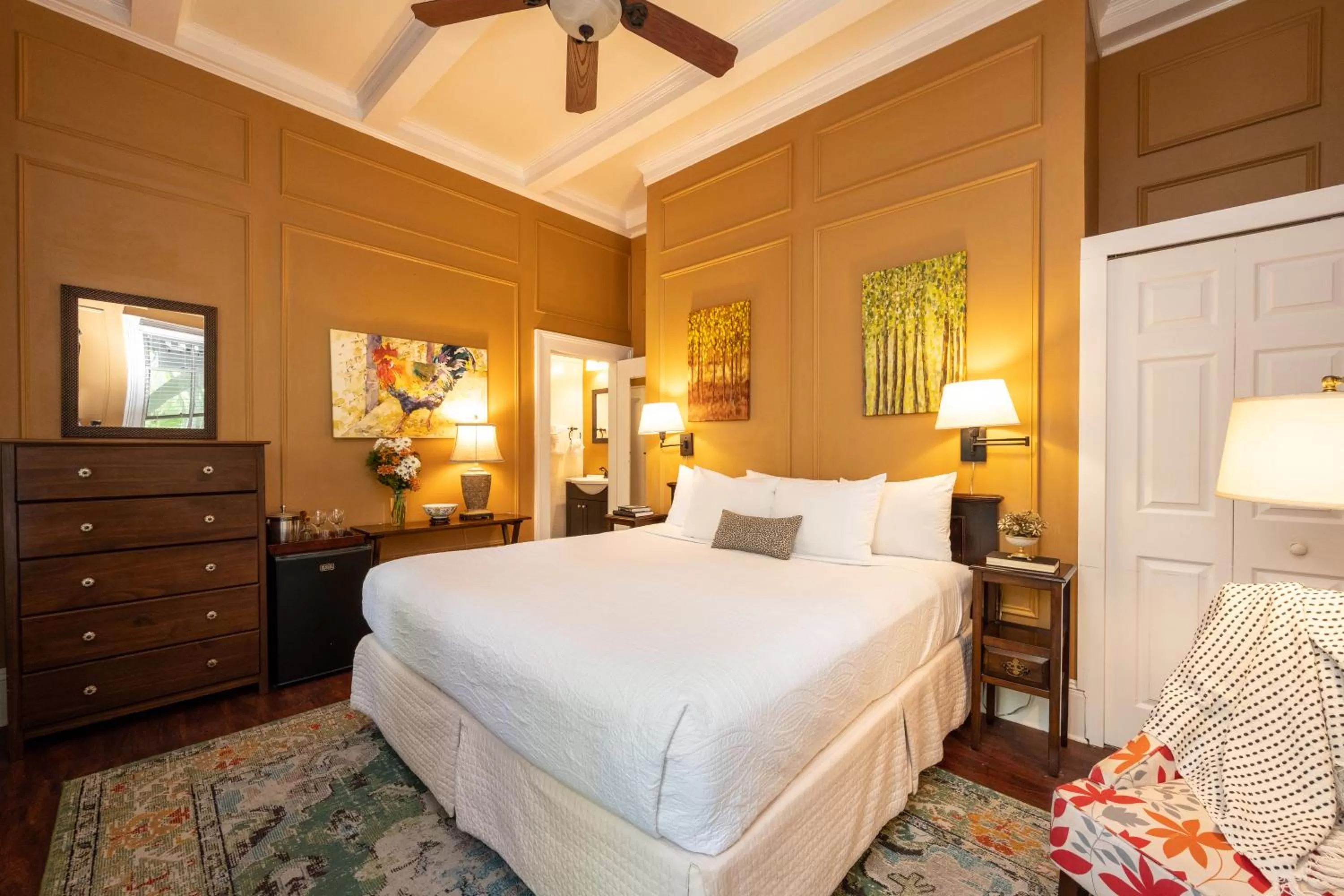 Photo of the whole room, Bed in Old Town Manor