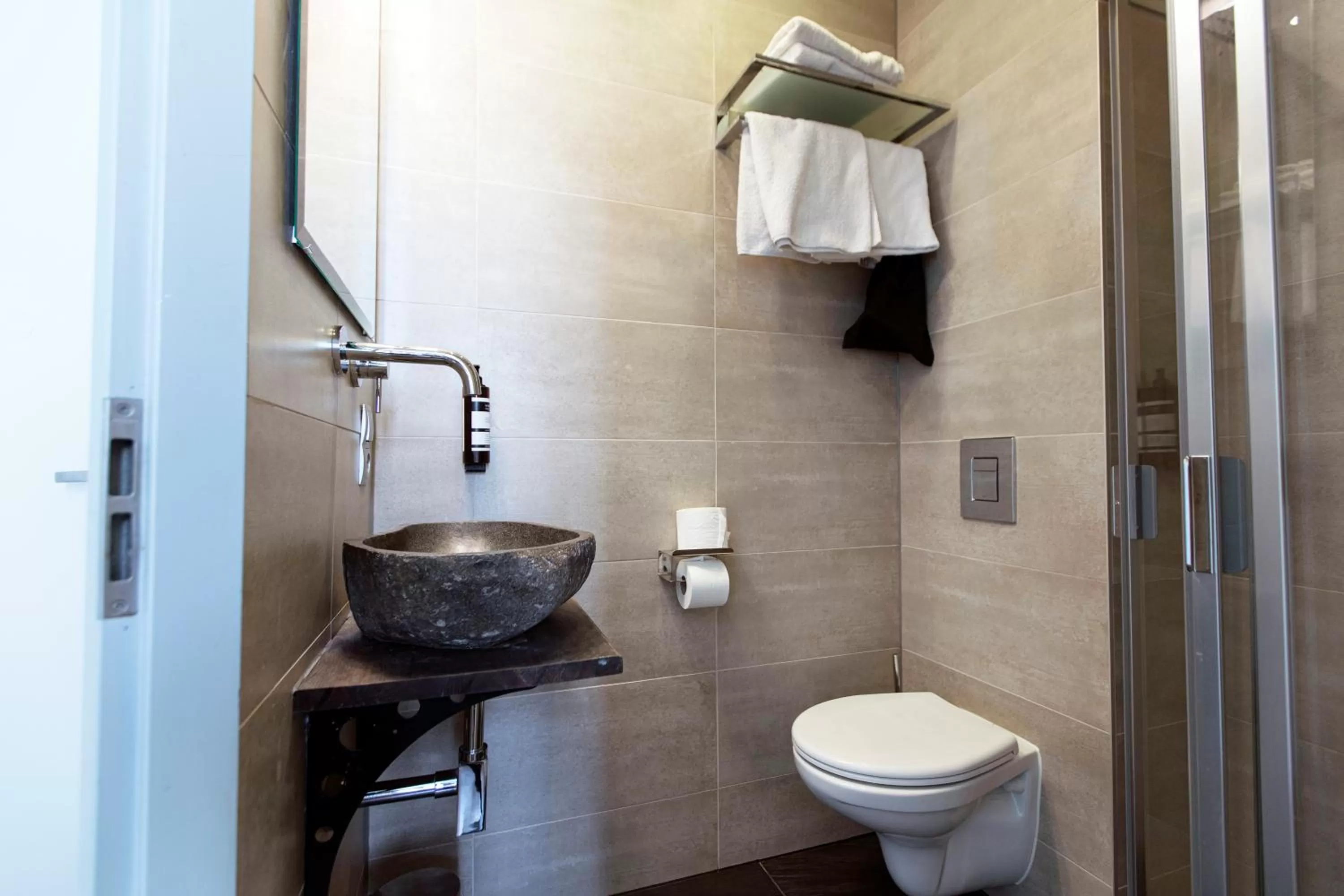 Shower in Quentin England Hotel