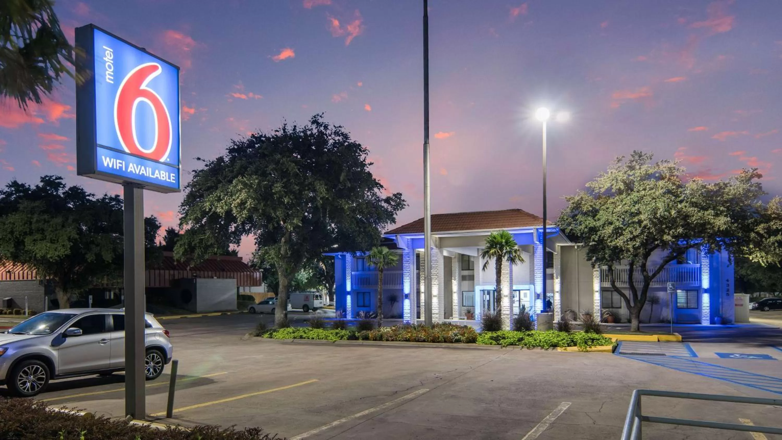 Property building in Motel 6-Addison, TX - Dallas
