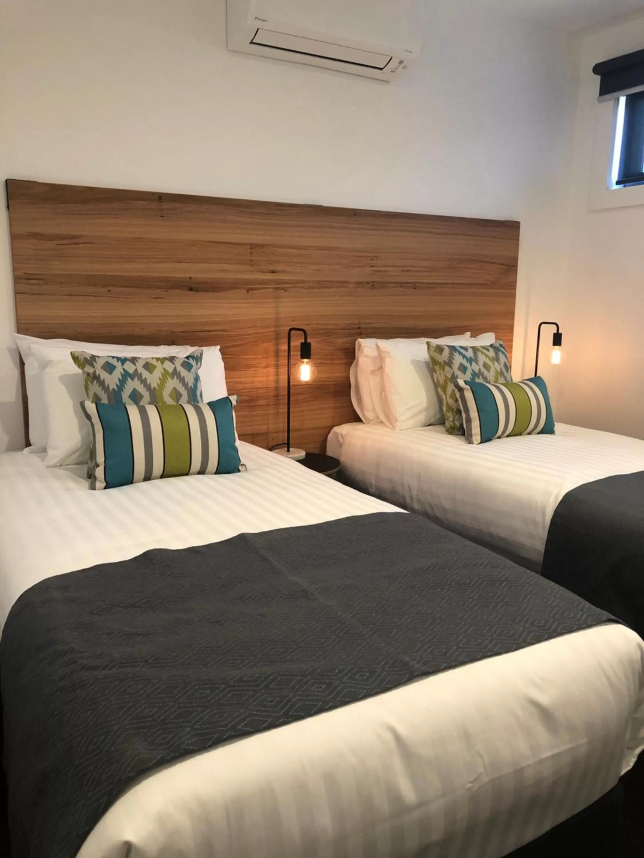 Bedroom, Bed in Bright Colonial Motel