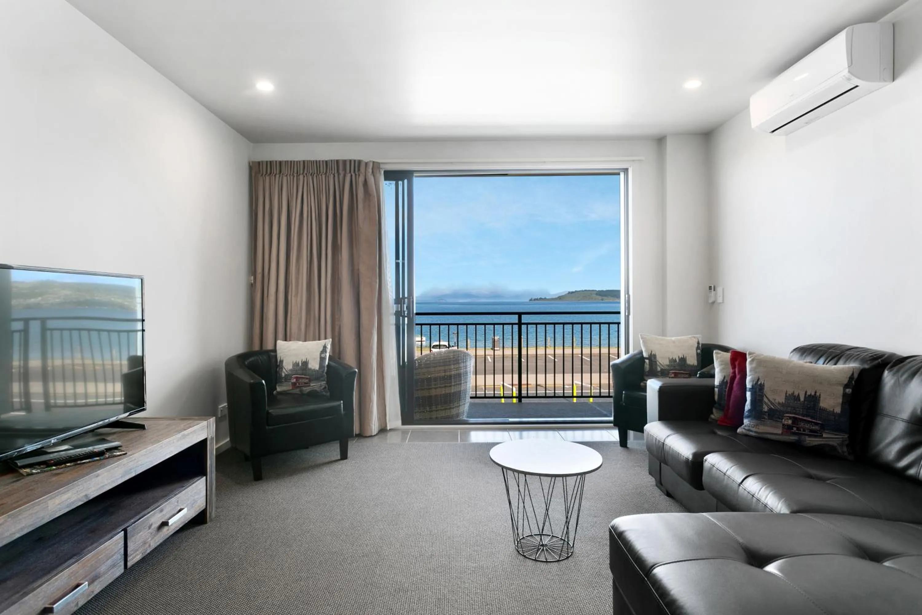 Balcony/Terrace in Acacia Lake View Motel