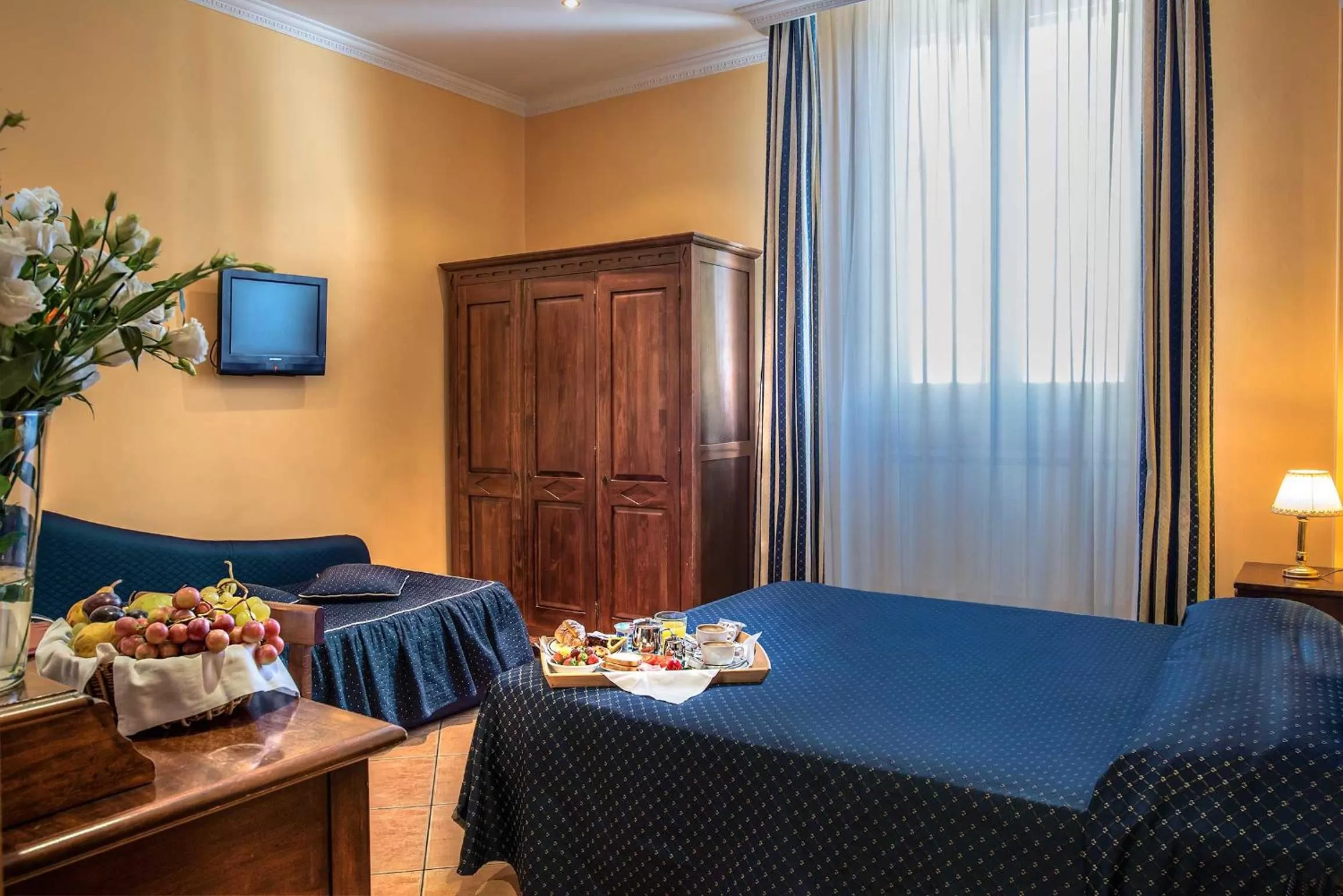 Photo of the whole room in Hotel Caracciolo