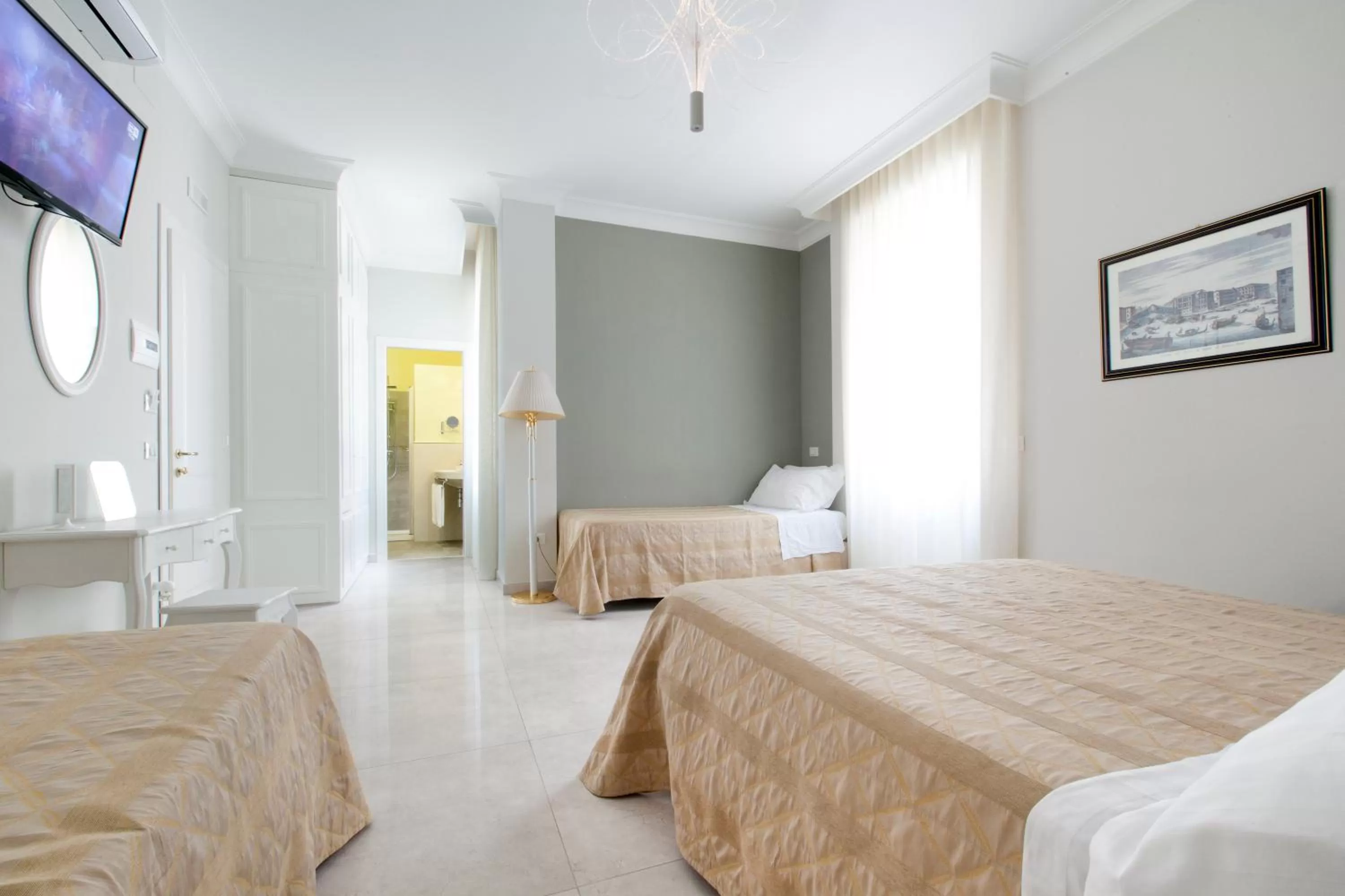 Bedroom, Bed in Ruins B&B