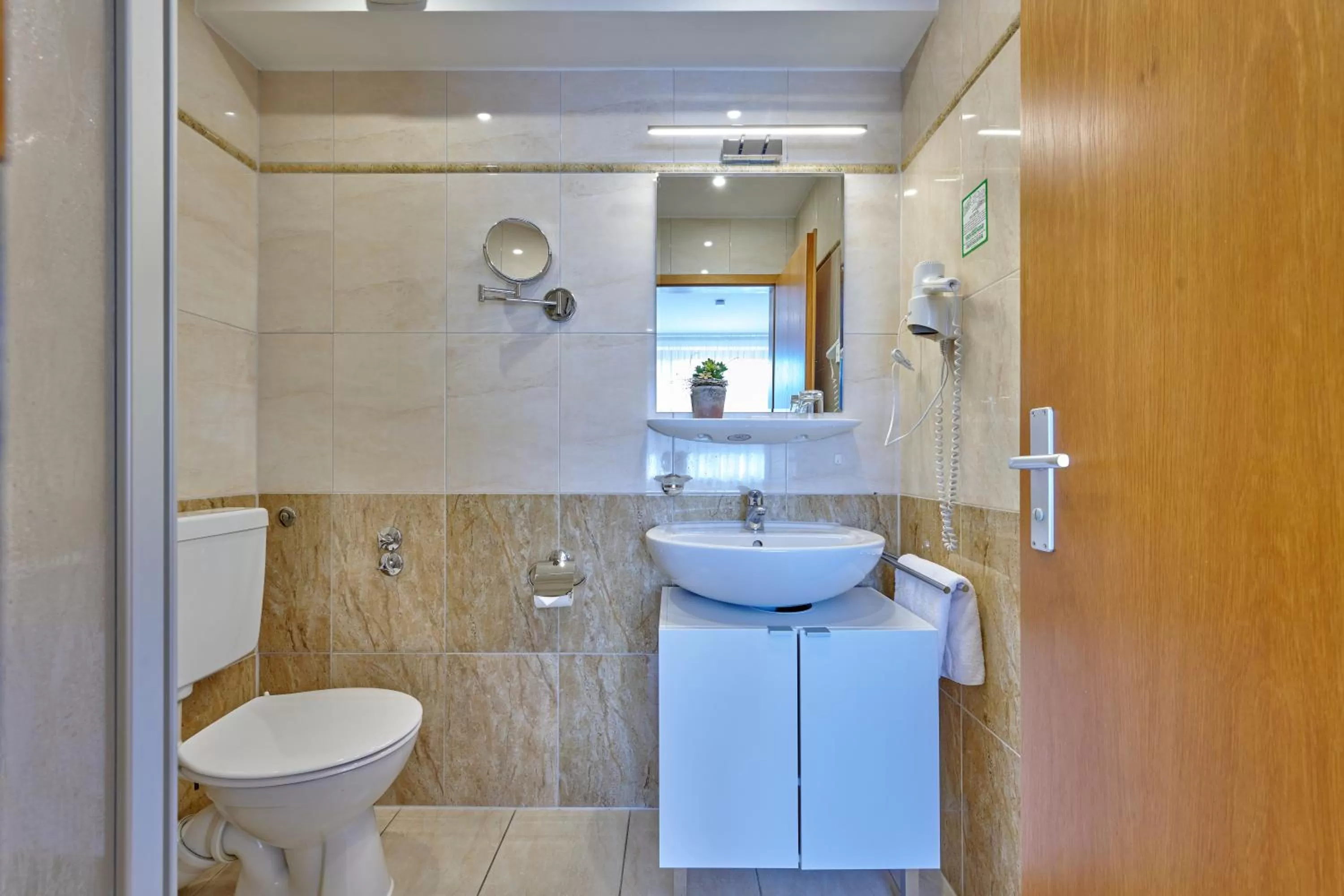 Bathroom in Hotel Restaurant Zum Goldenen Anker mit Hallenbad