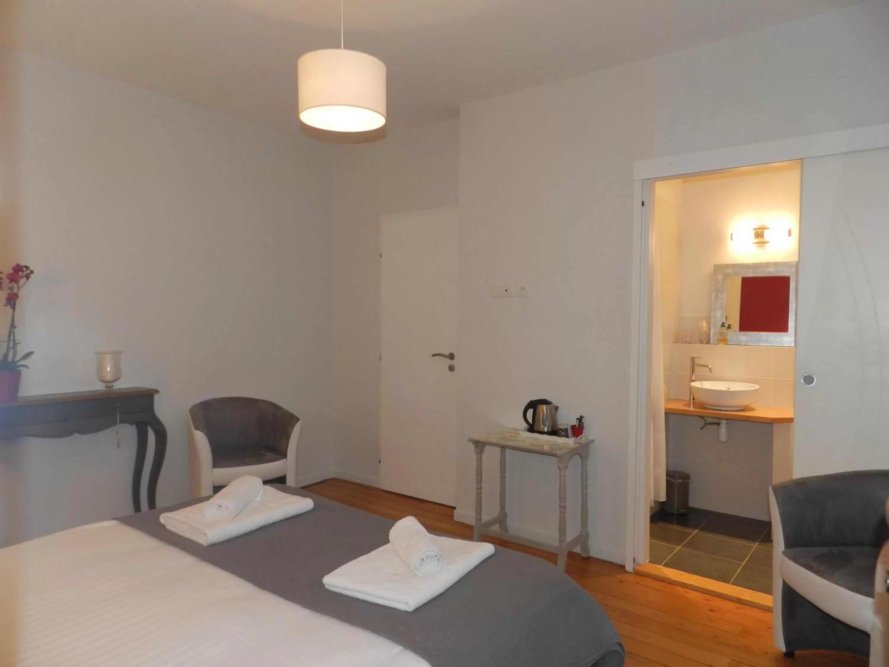 Bathroom, Bed in A la Fleur de Lys