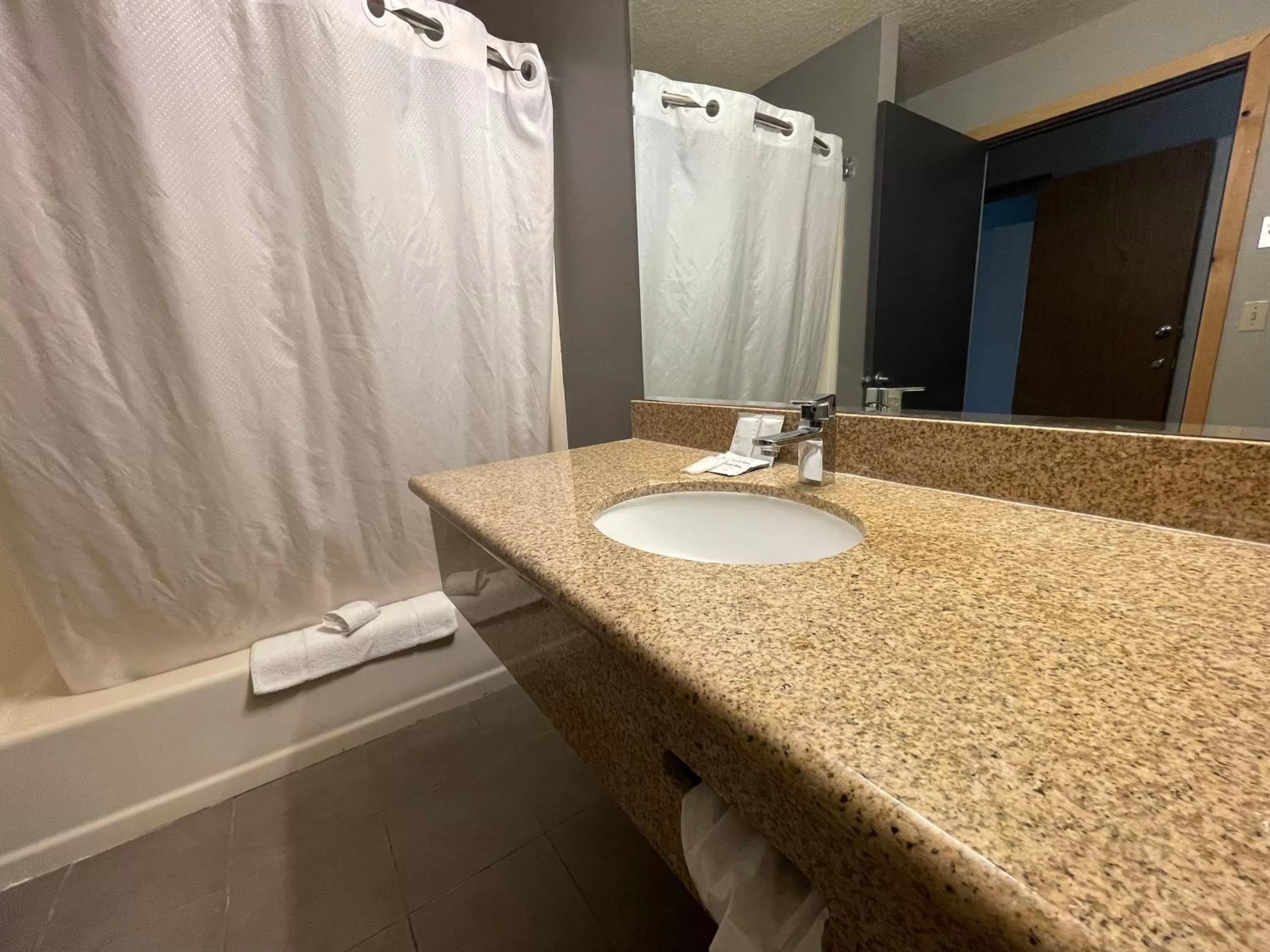 Bathroom in Sunnyside Inn and Suites