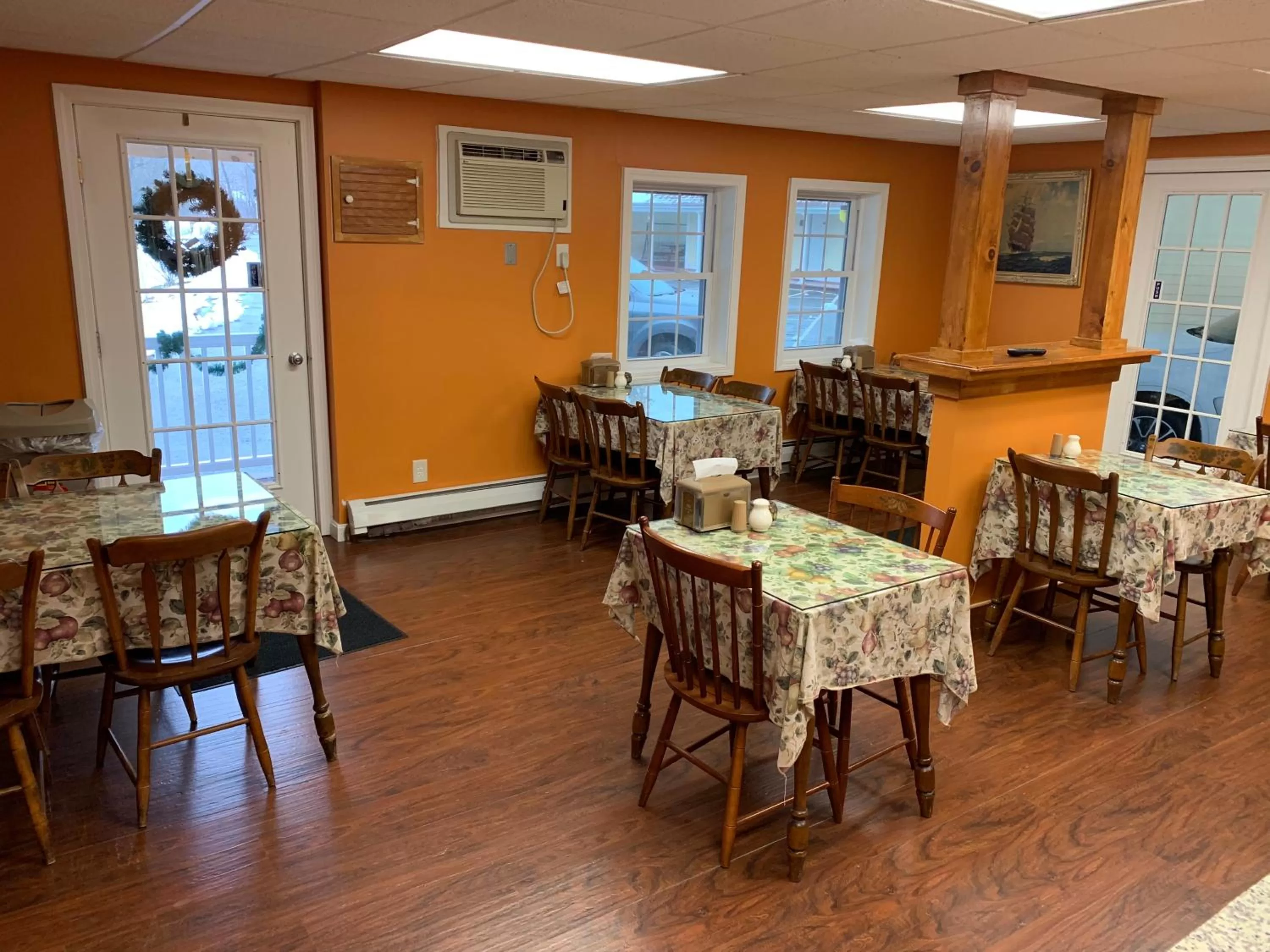 Continental breakfast in Four Winds Country Motel