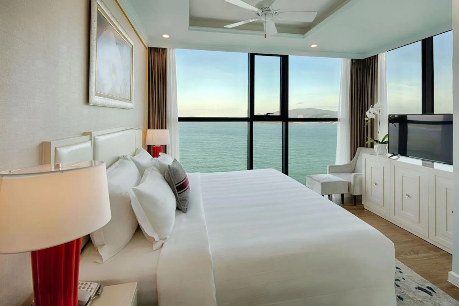 Sea view, Bed in Vinpearl Beachfront Nha Trang