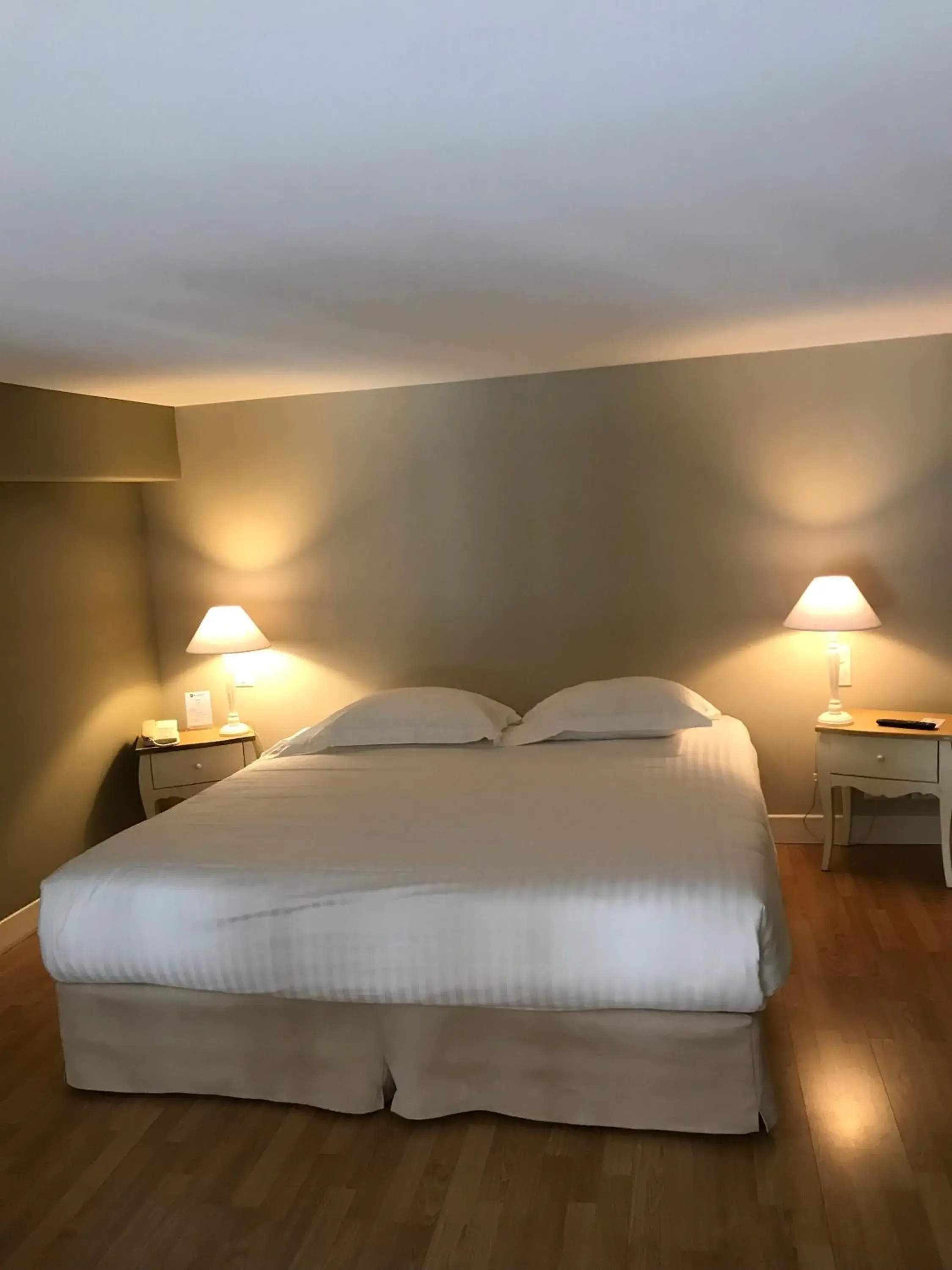 Junior Queen Suite in Hotel Le Renoir Junior Queen Suite in Hotel Le Renoir