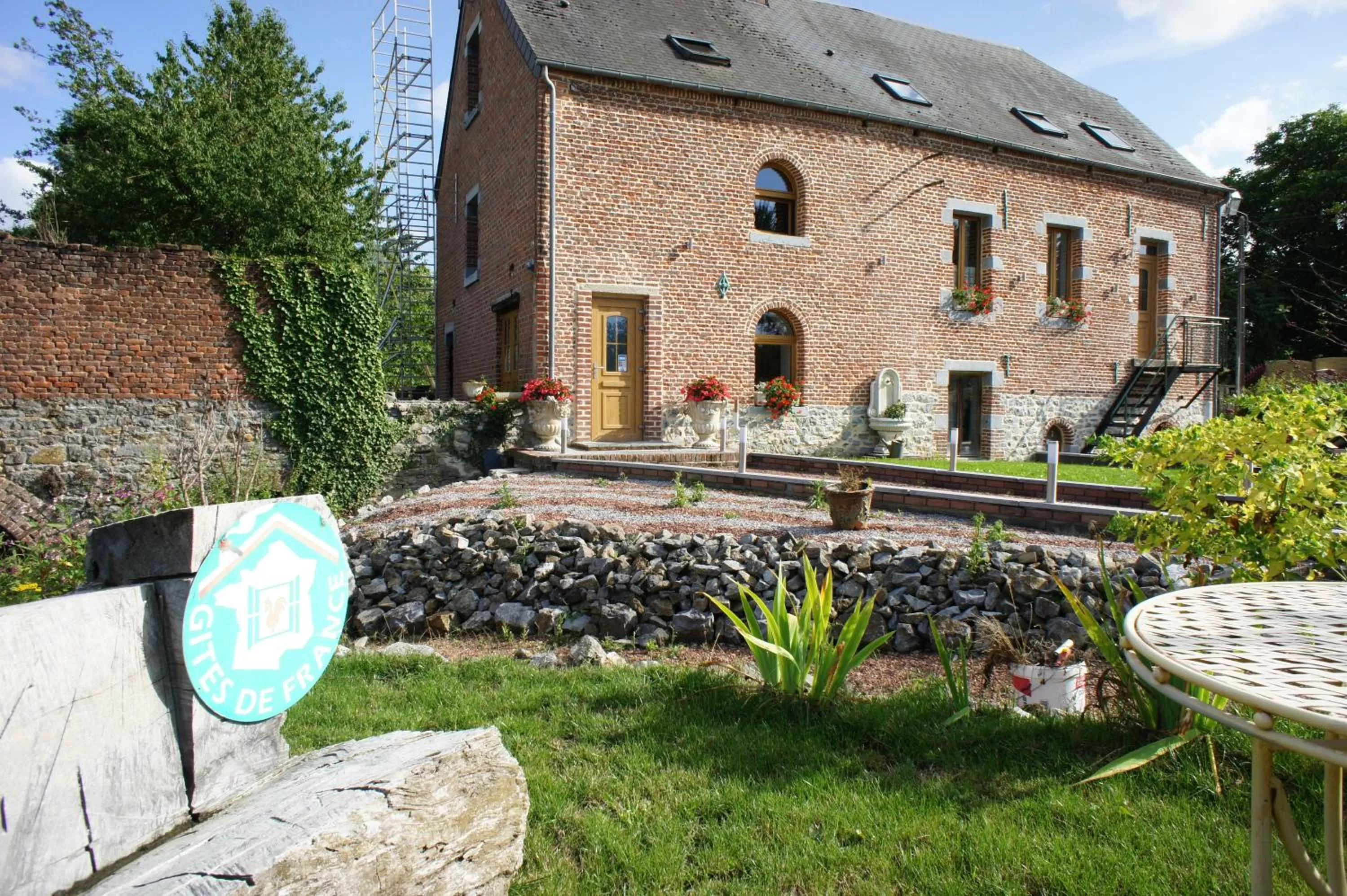 Facade/entrance in Aux Logis de la Solre