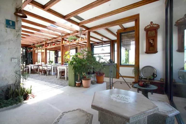 Restaurant/places to eat in Rooms Kibe Mahala