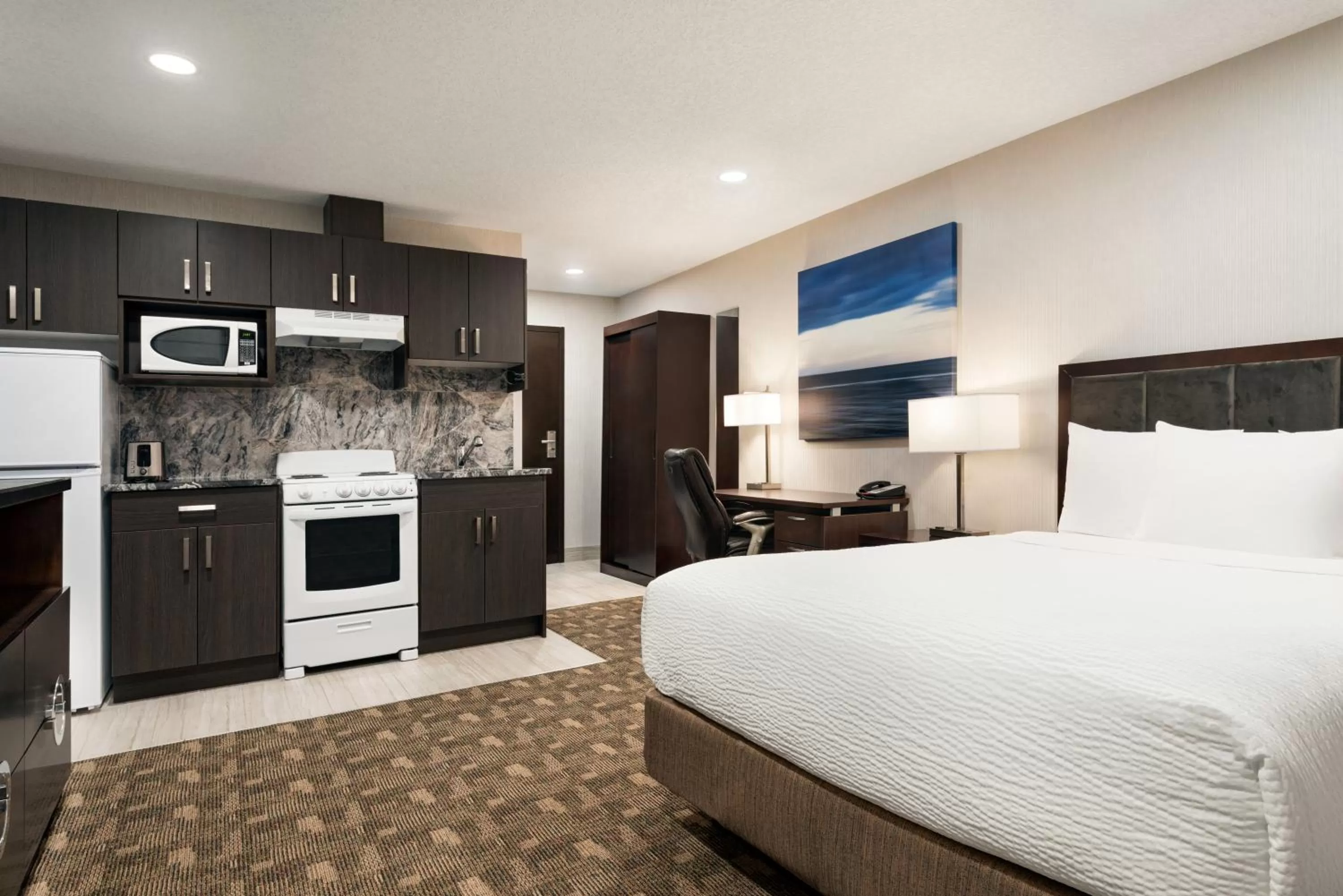 Kitchen or kitchenette, Bed in Days Inn by Wyndham Wainwright