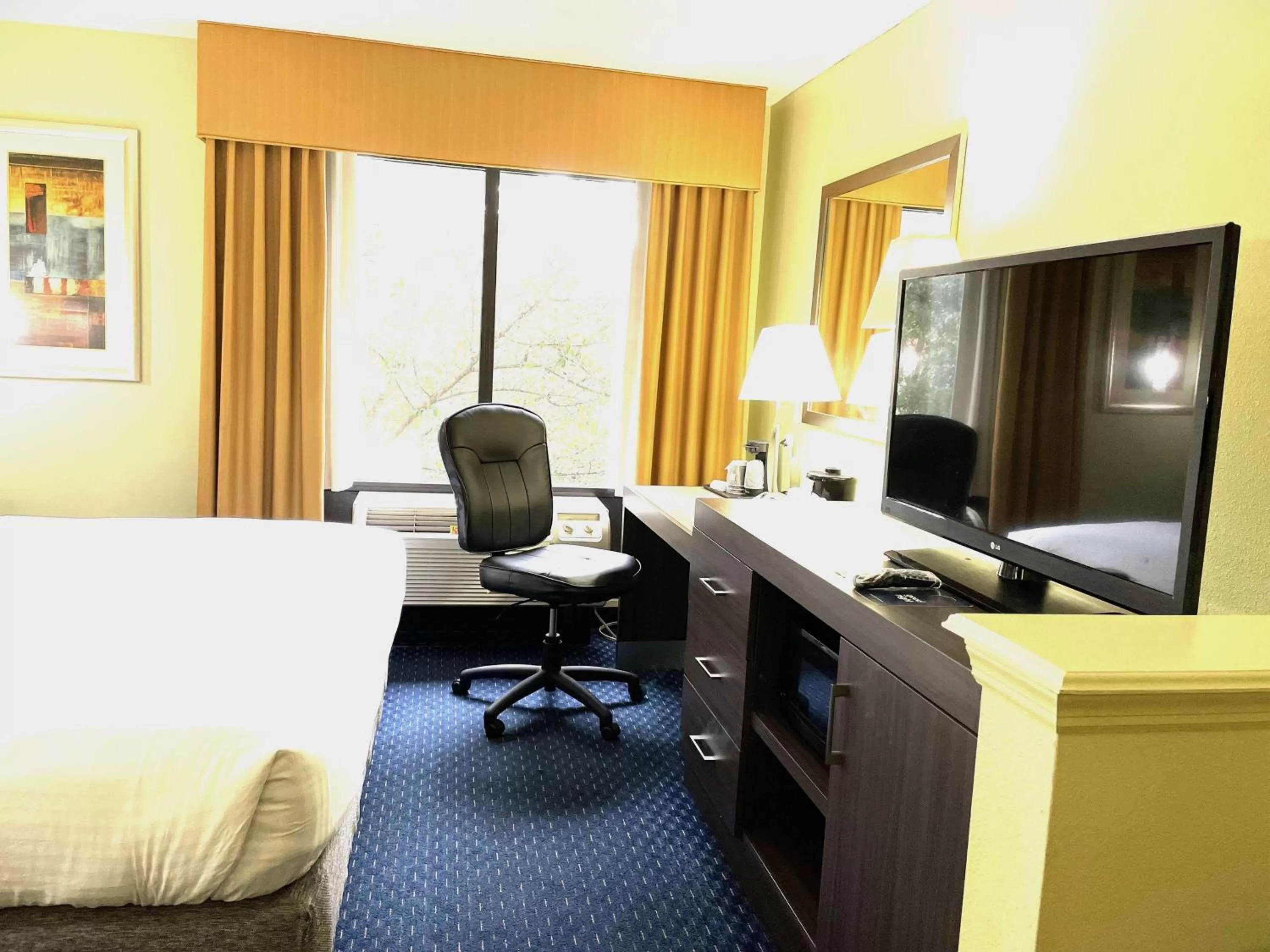Queen Room with Two Queen Beds and Roll-In Shower in Park Inn by Radisson Albany