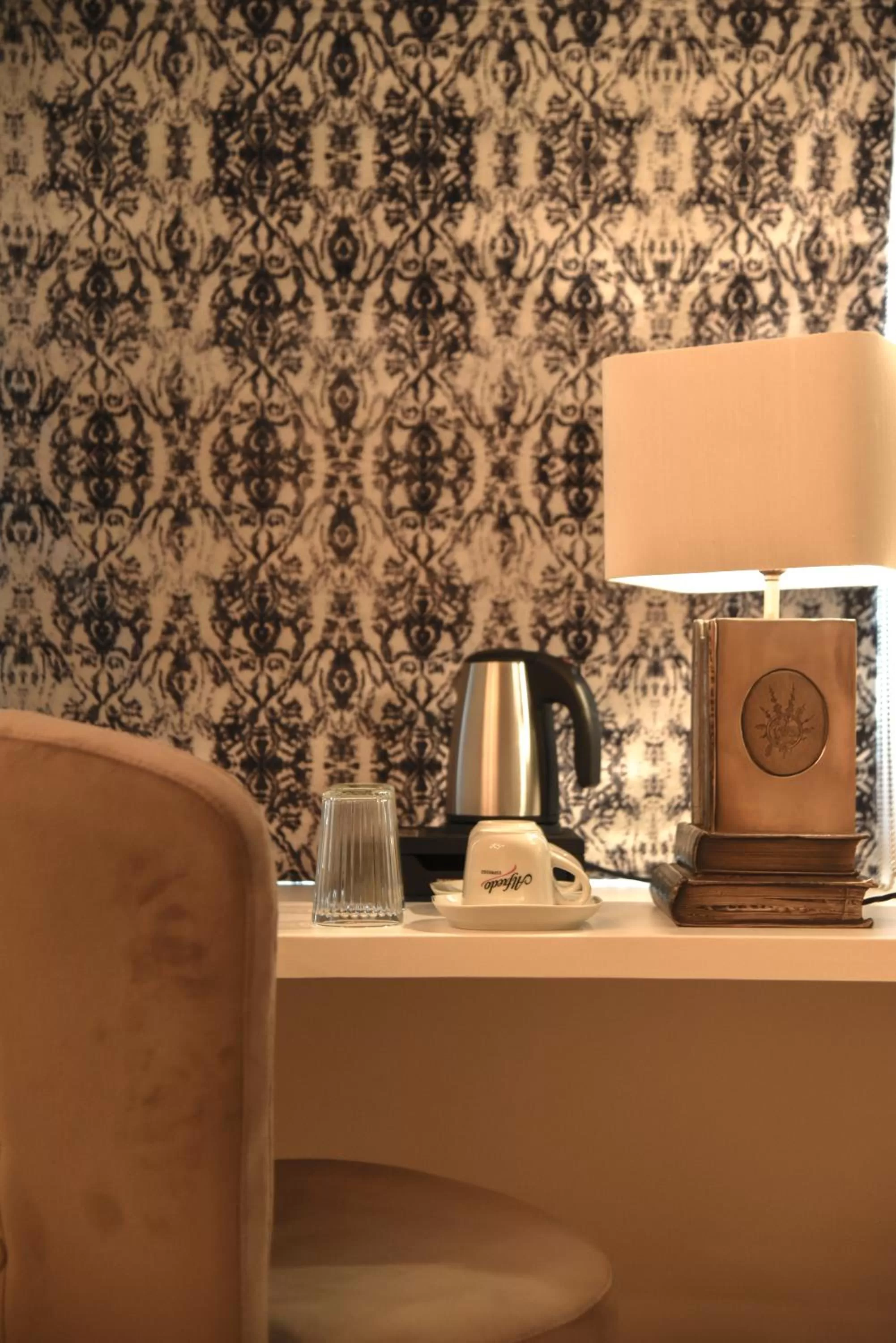 Coffee/tea facilities in The Strand Hotel, the former residence of Oscar Wilde