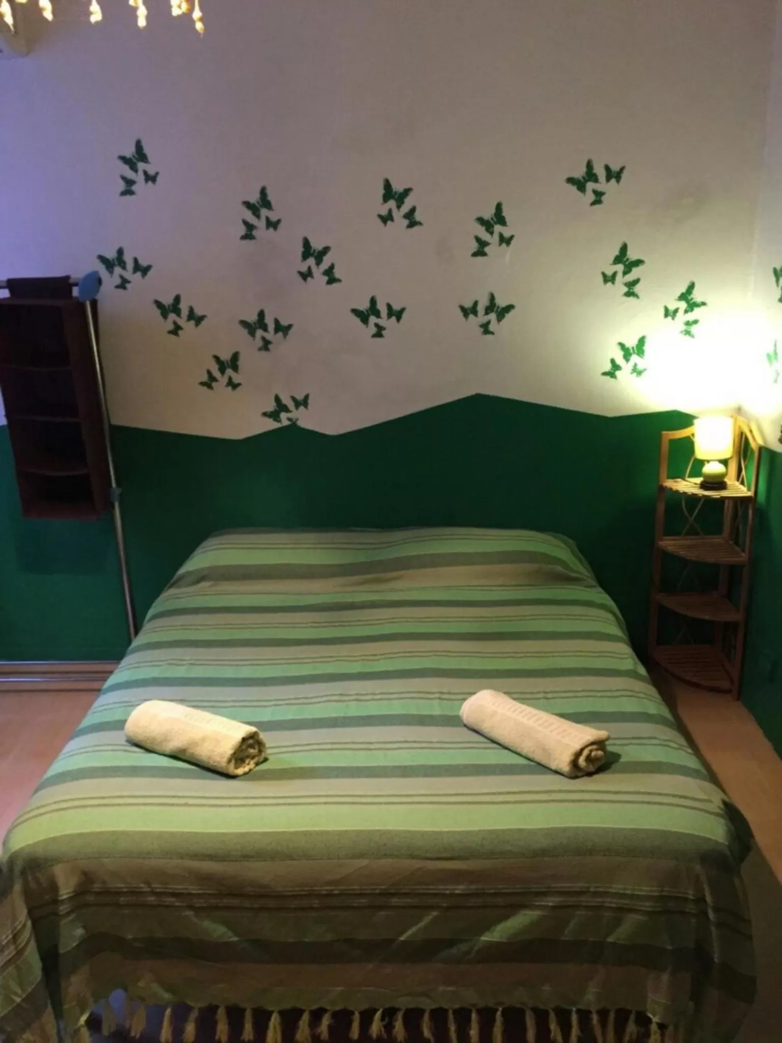 Photo of the whole room, Bed in Casa White