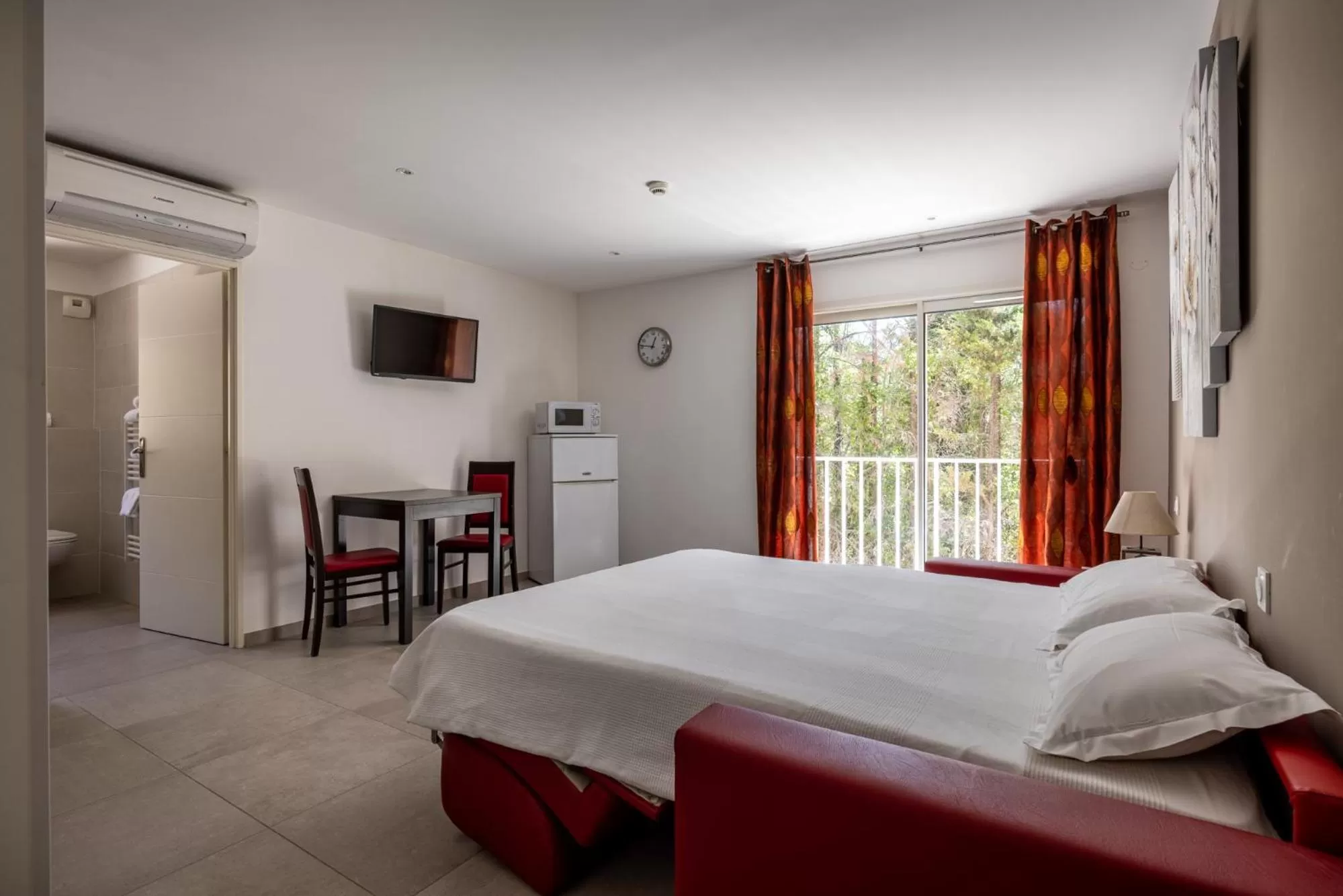 Bed in The Originals City, Hôtel Les Bastides du Gapeau