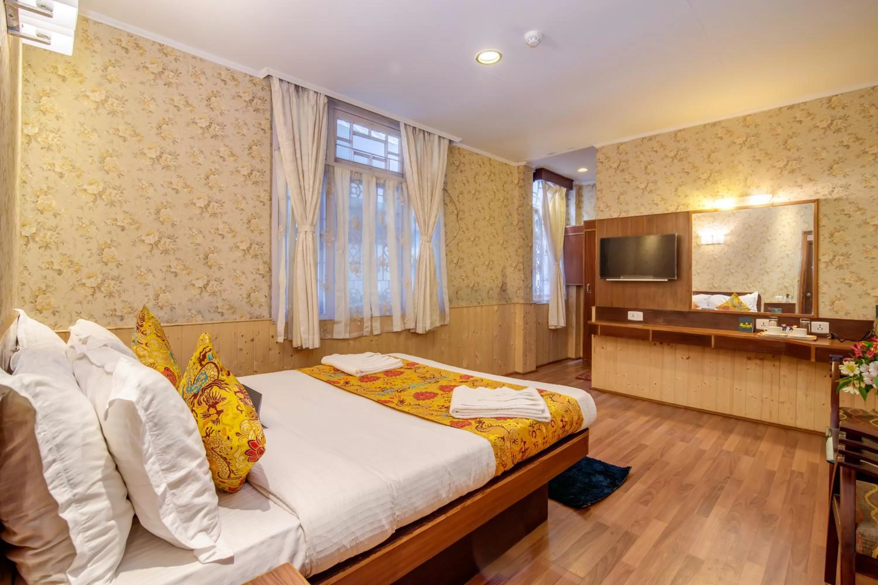 Bedroom, Bed in Muscatel Spring Burn - 100 Mts from Mall Road