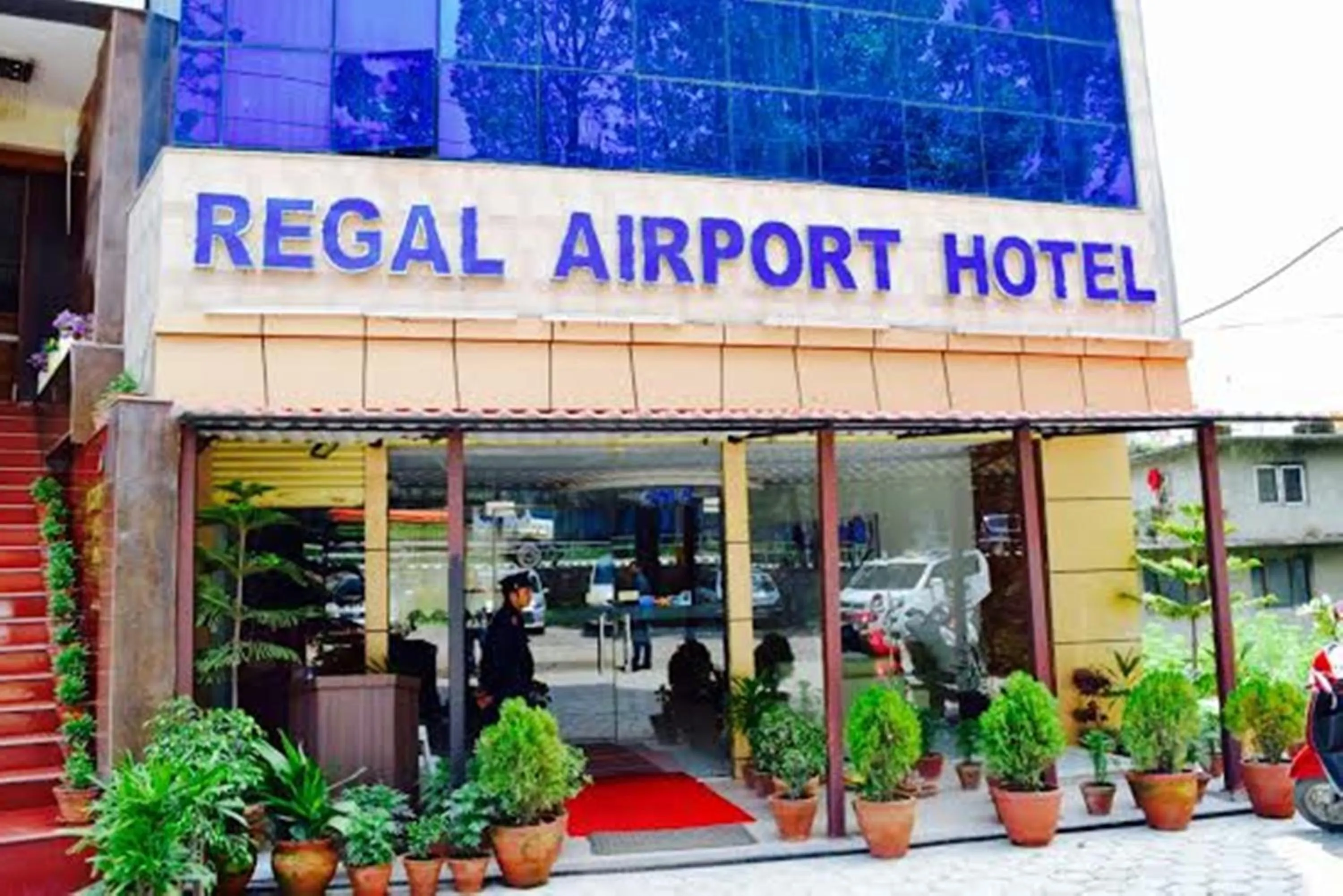 Facade/entrance in Hotel Regal Airport