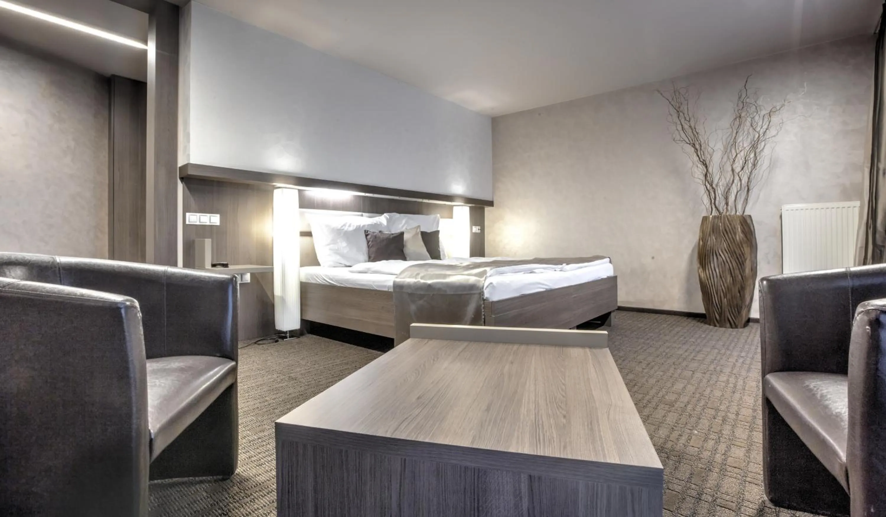 Bedroom, Bed in Volcano Spa Hotel