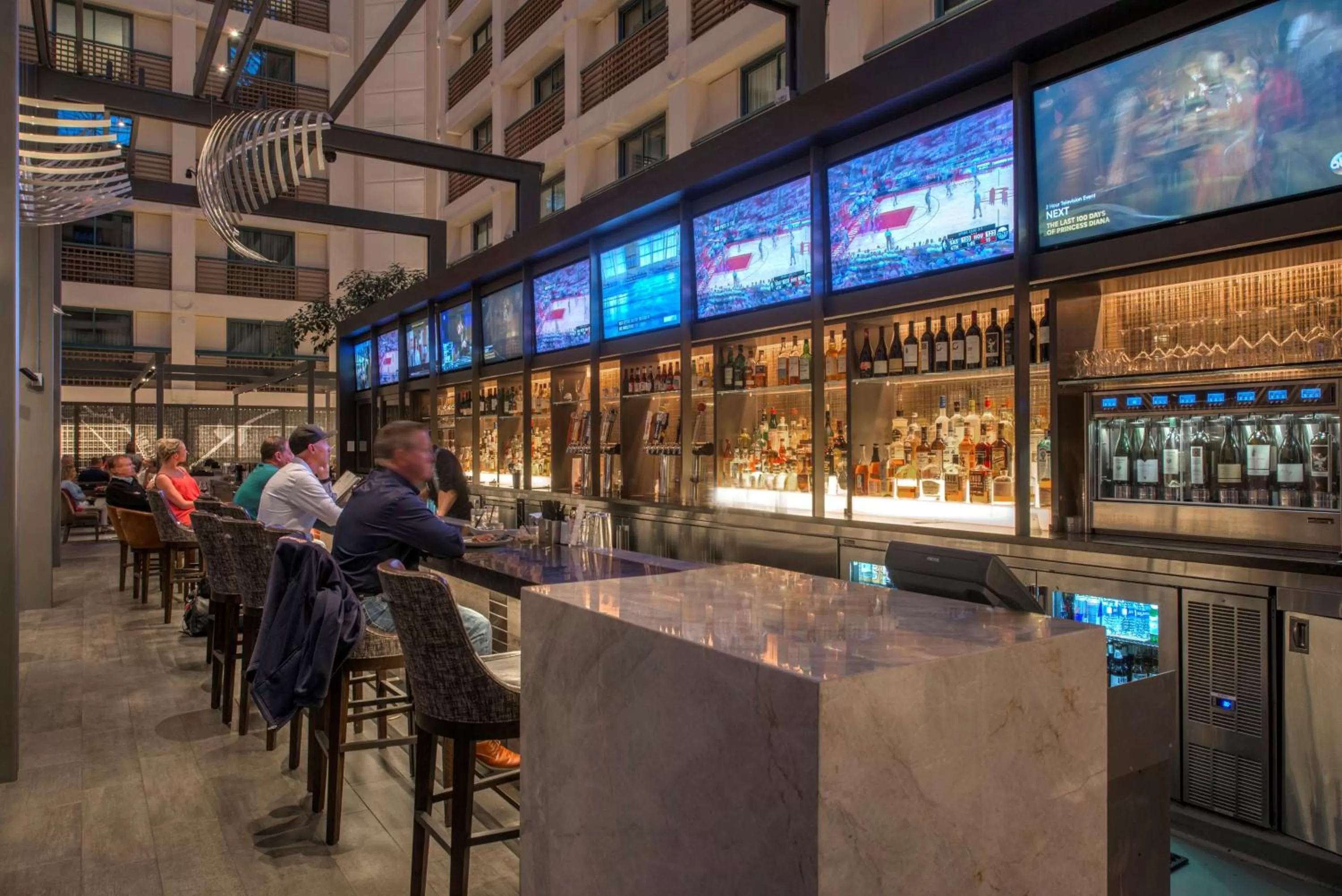 Lounge or bar in Hyatt Regency San Francisco Airport