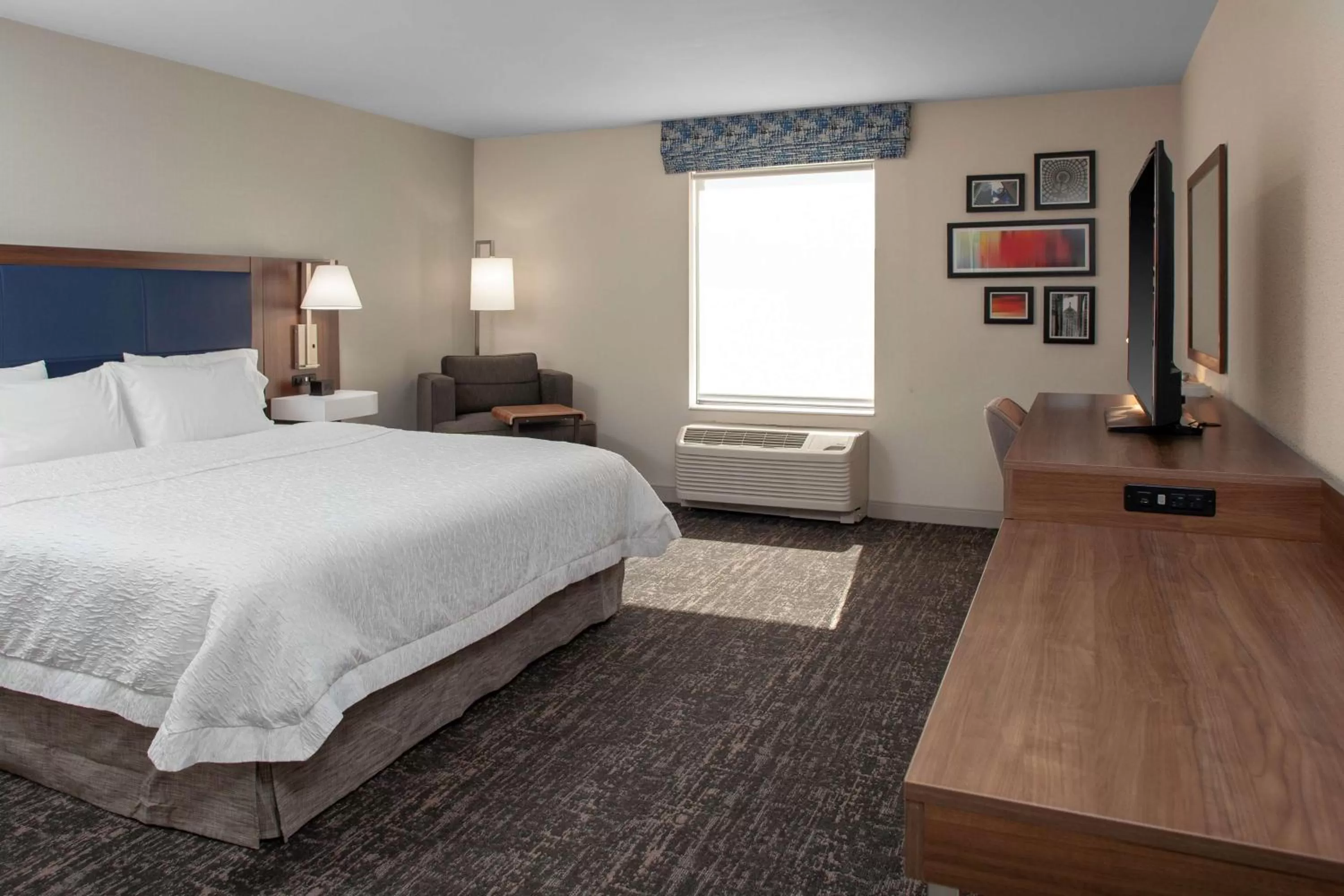 Living room, Bed in Hampton Inn & Suites Chicago-Burr Ridge