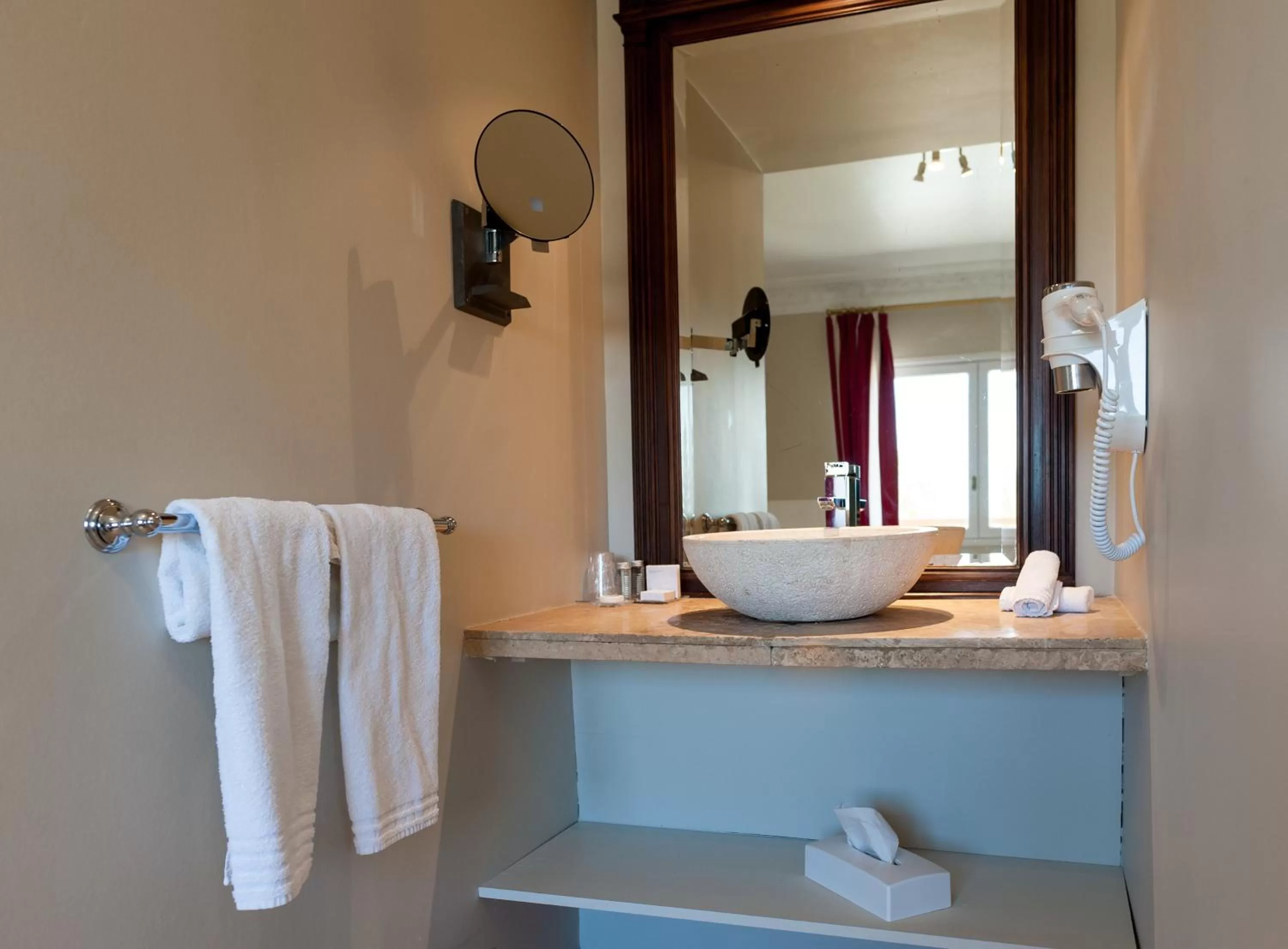 Bathroom in Ermitage De Corton - Teritoria