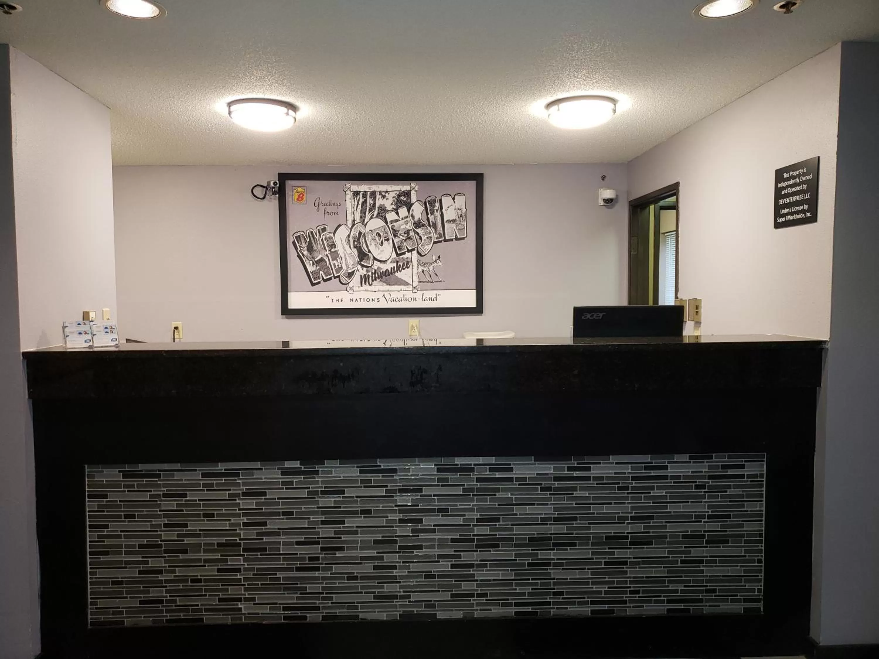 Lobby or reception in Super 8 by Wyndham Milwaukee Airport