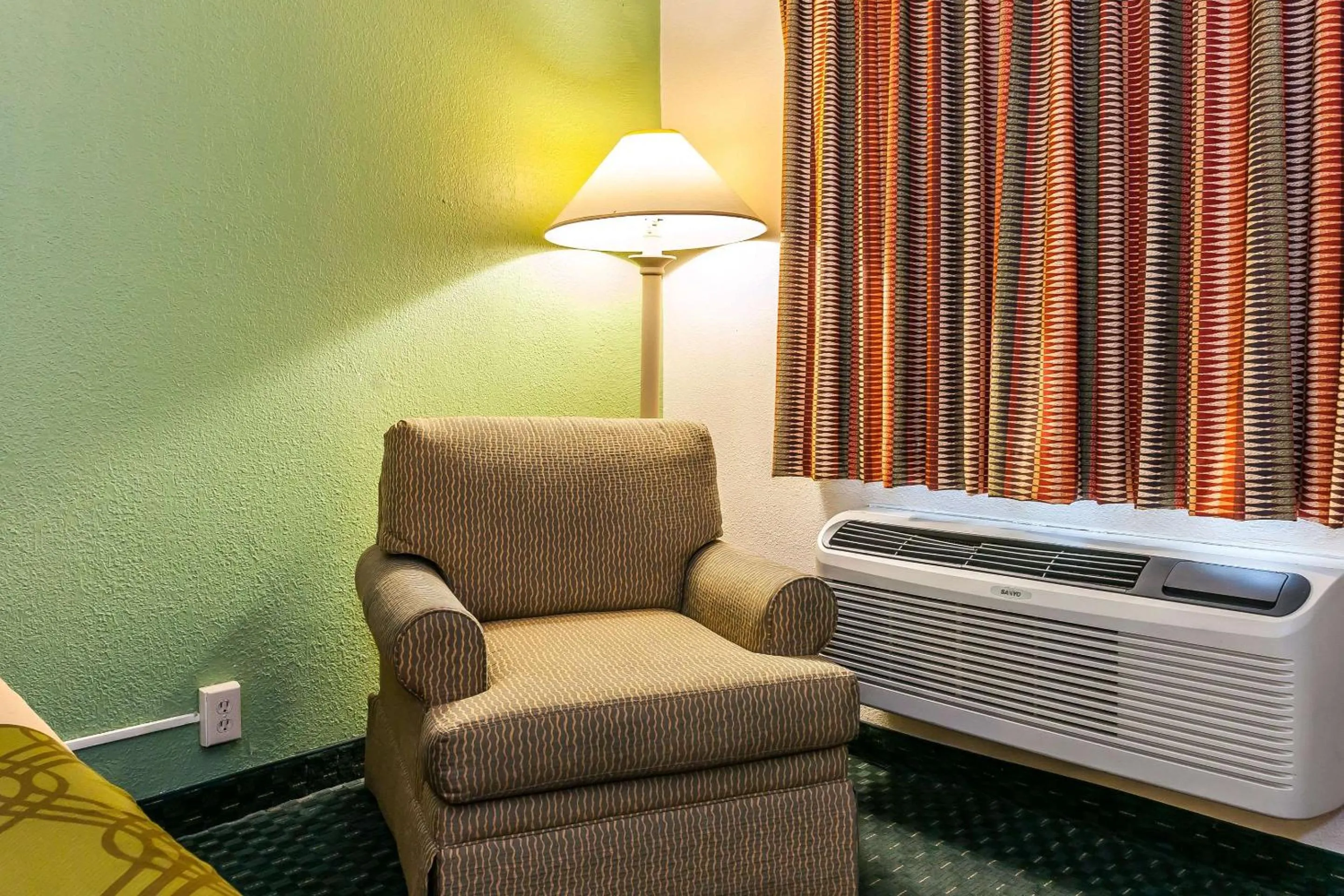 Photo of the whole room in Econo Lodge Vincennes