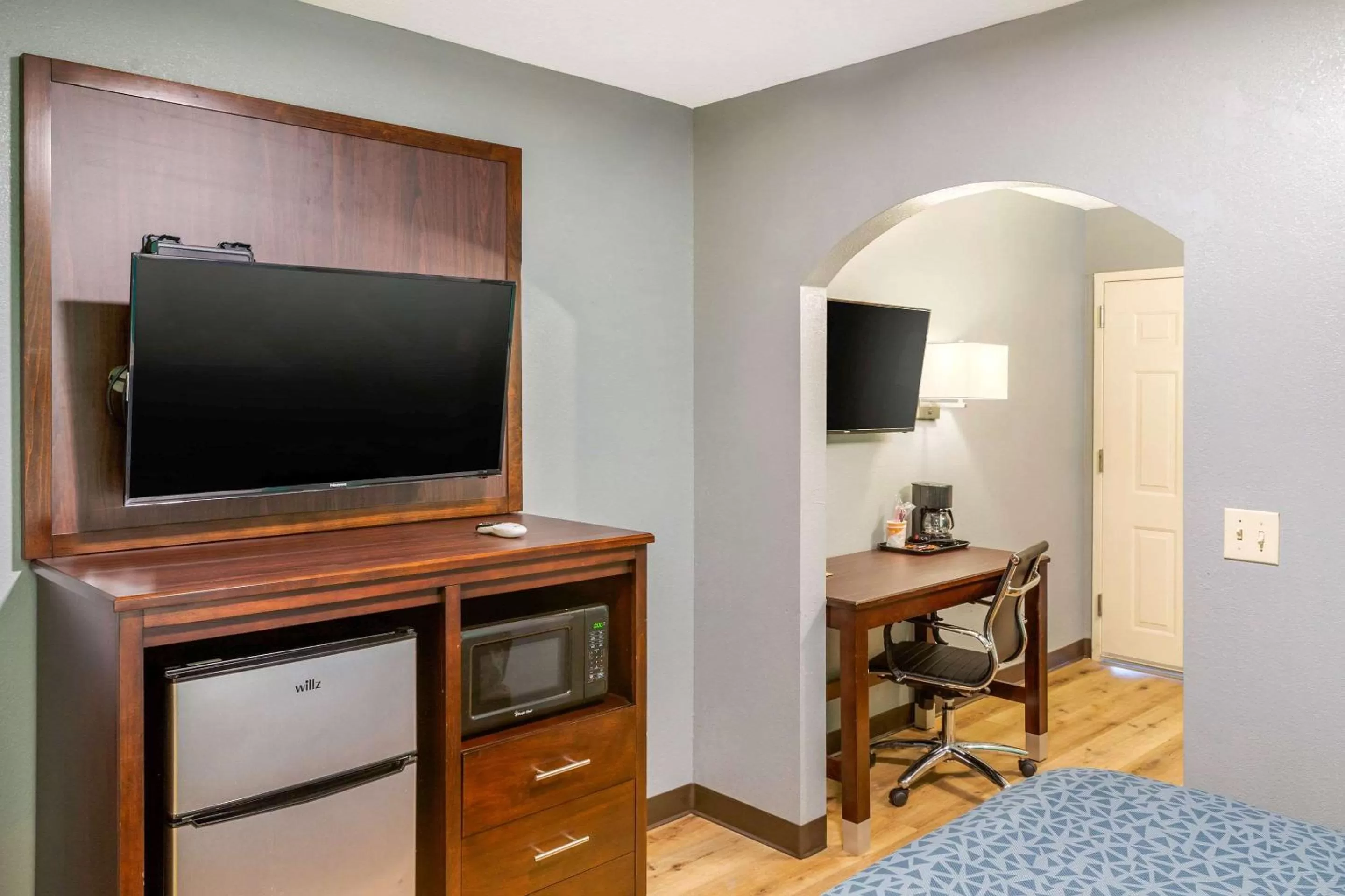 Photo of the whole room in Econo Lodge West - Coors Blvd