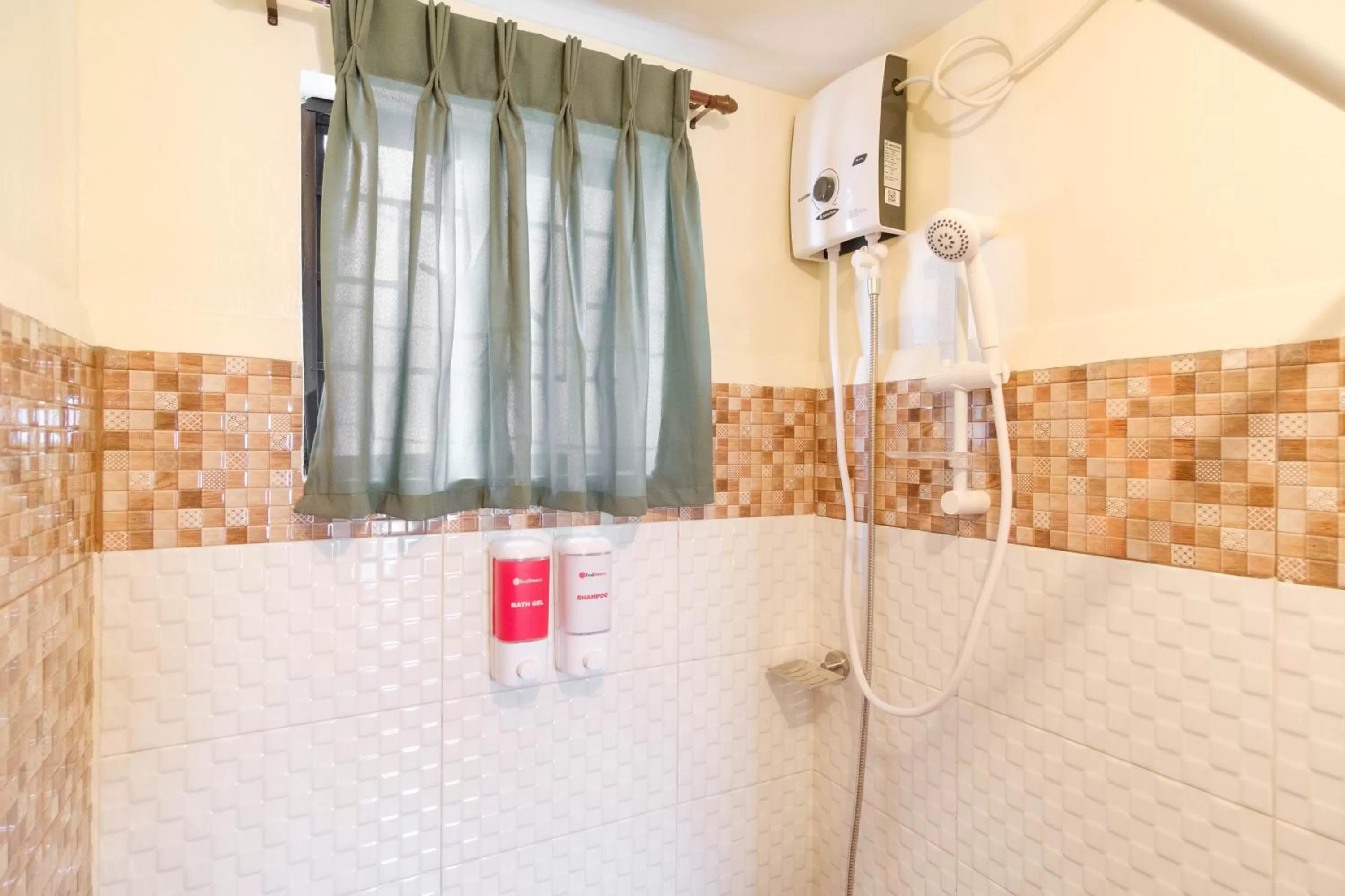 Shower in RedDoorz Plus near Johnson and Johnson Paranaque