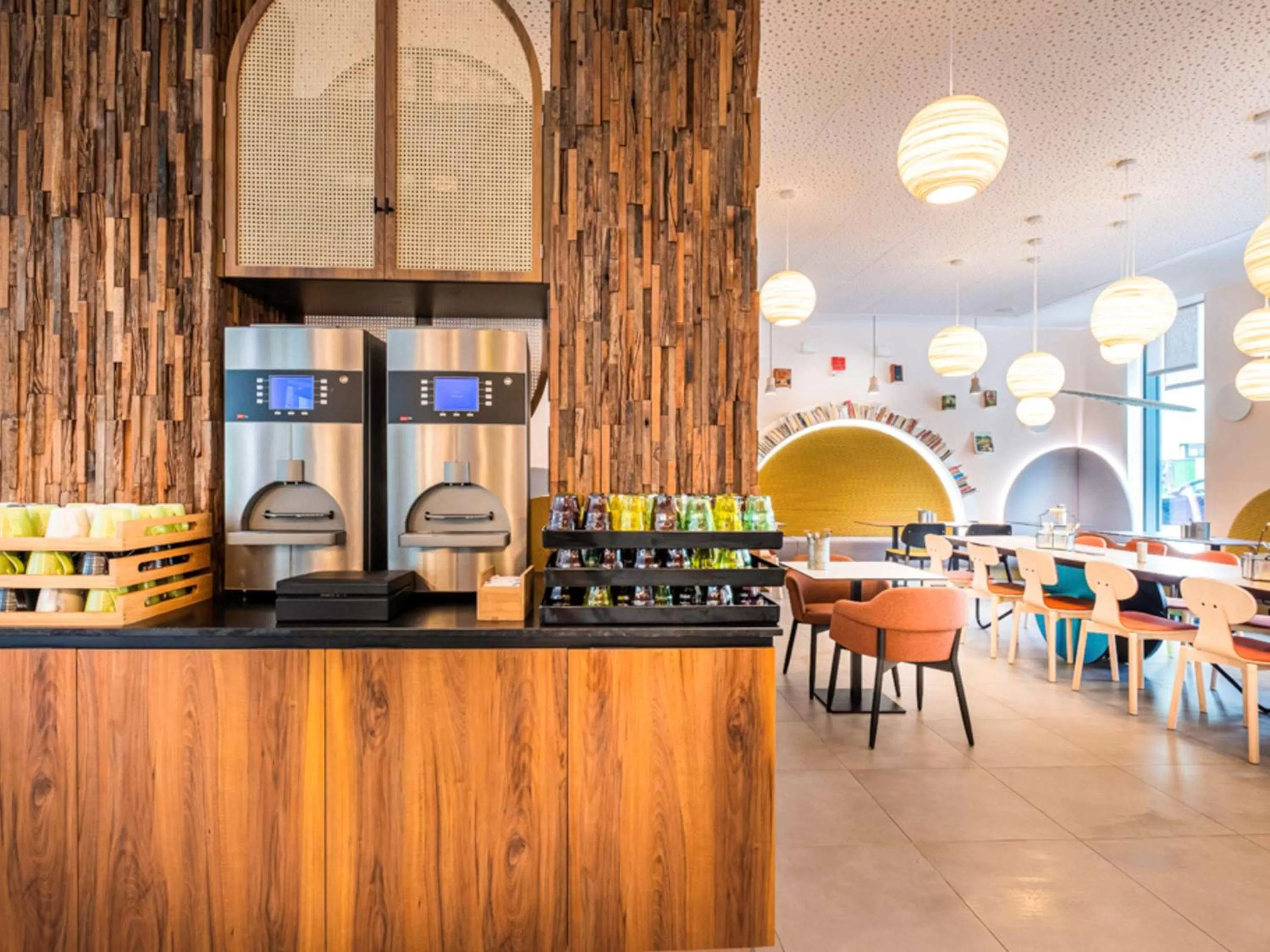 Restaurant/places to eat in ibis Styles Paris Meteor Avenue d'Italie