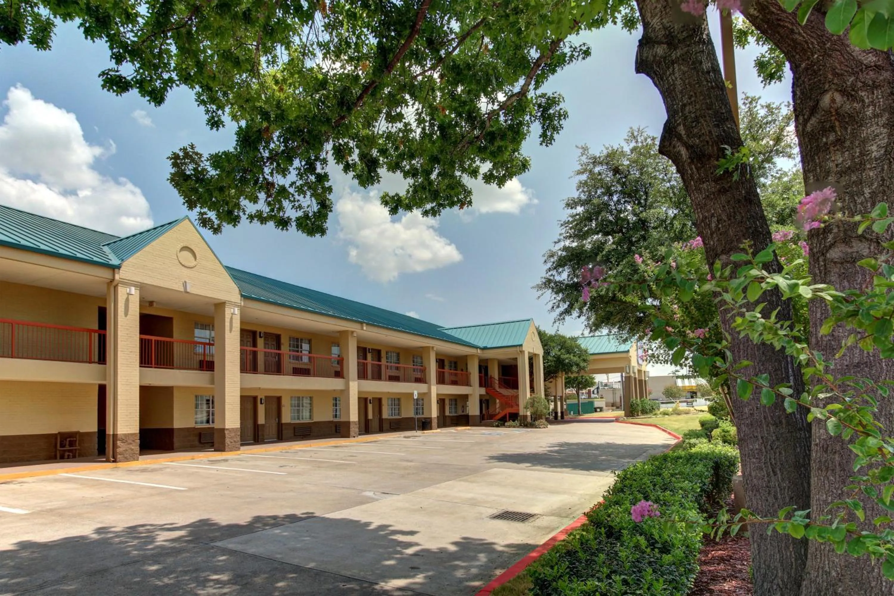 Property building in Motel 6-Arlington, TX