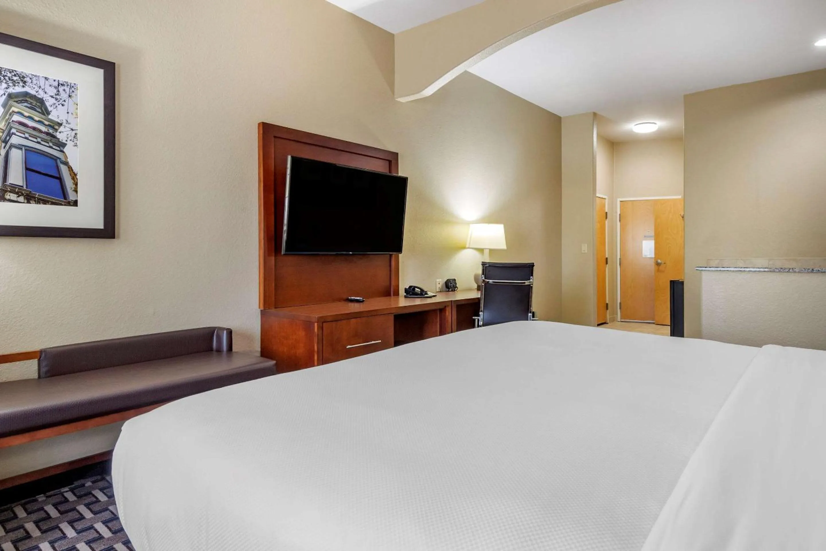 Photo of the whole room, Bed in Comfort Suites Georgetown