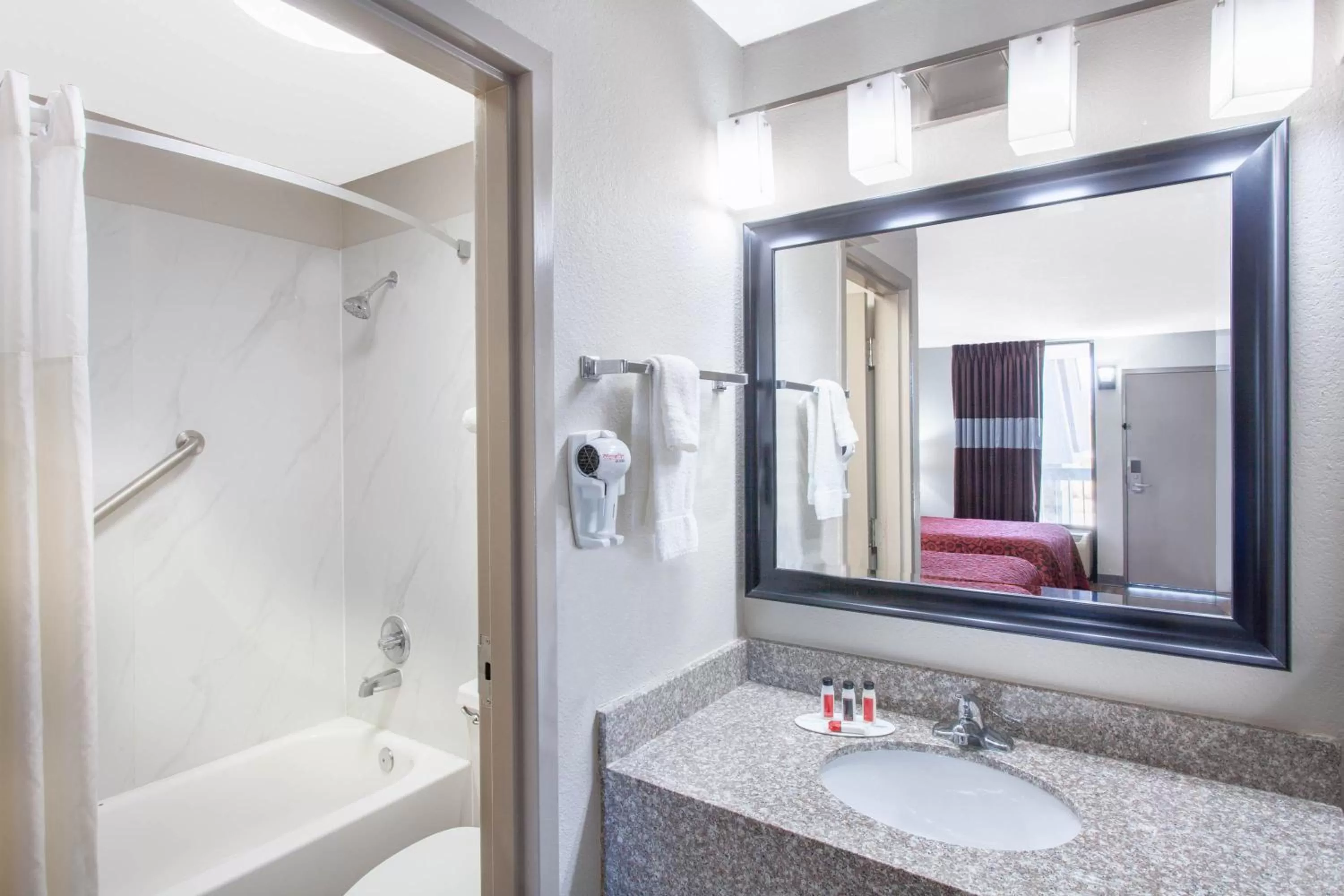 Days Inn by Wyndham Clinton - Laurens I-26