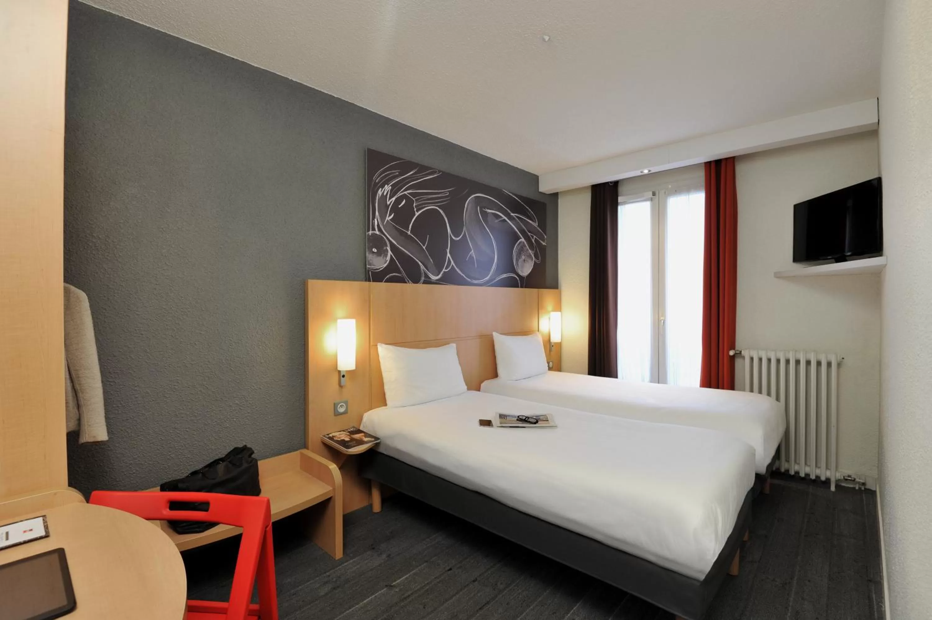 Photo of the whole room, Bed in ibis Paris Vaugirard Porte de Versailles