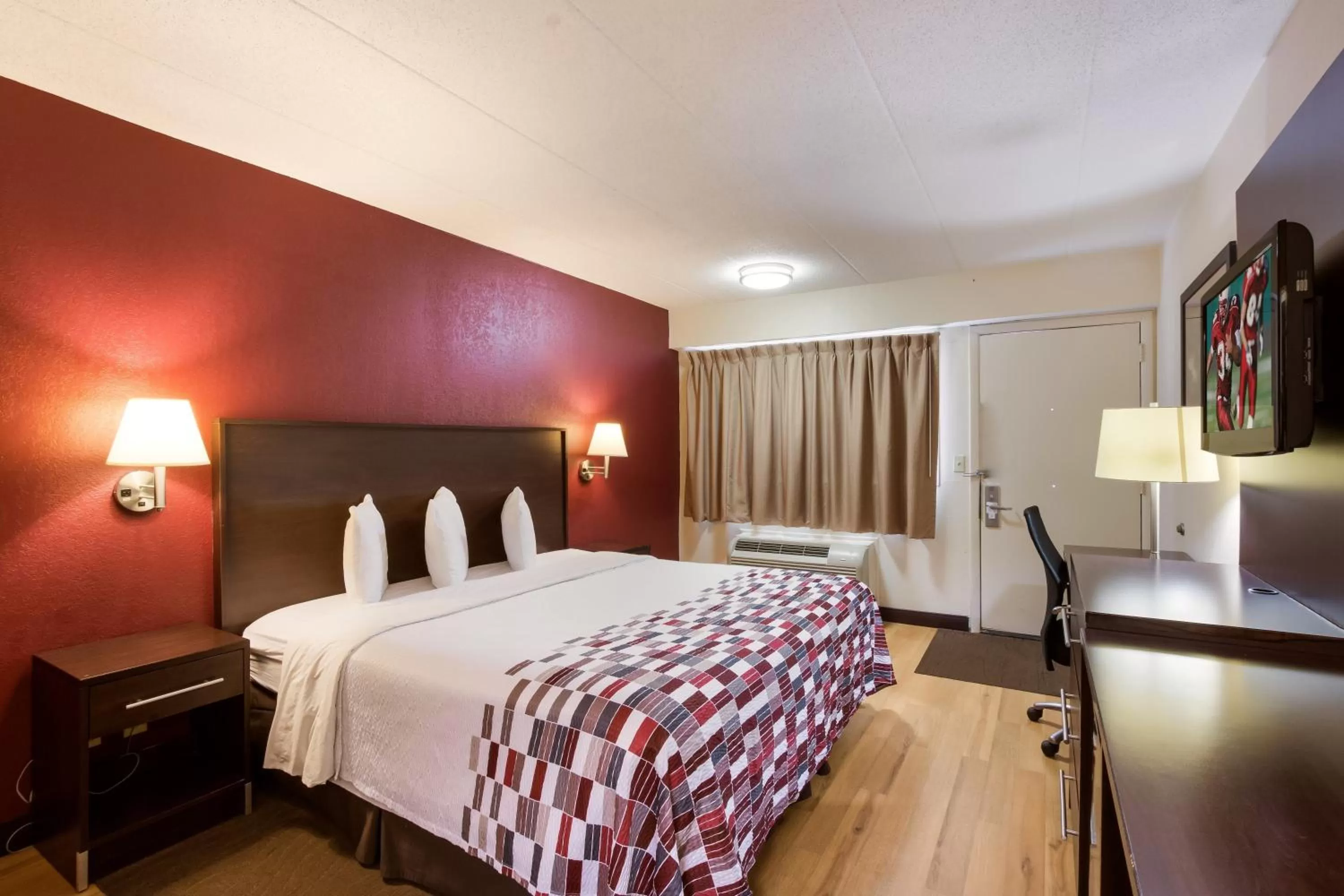 Photo of the whole room, Bed in Red Roof Inn Kalamazoo East – Expo Center