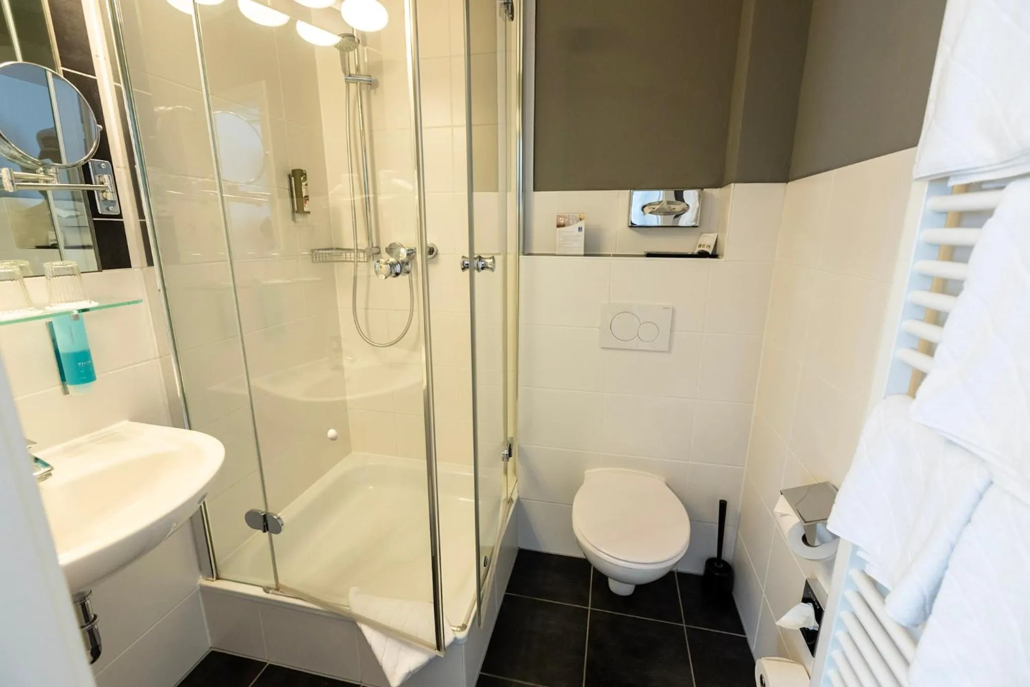 Bathroom in Comfort Hotel tom Kyle