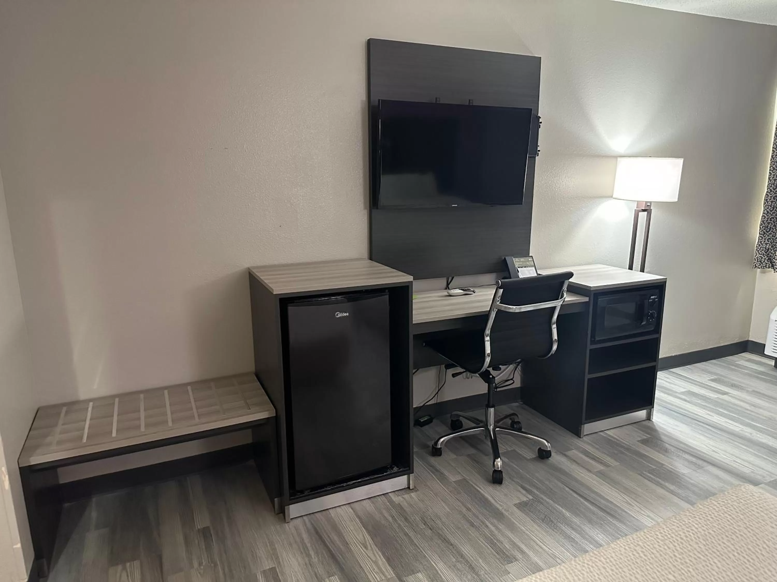 TV and multimedia in La Quinta Inn by Wyndham Omaha Southwest