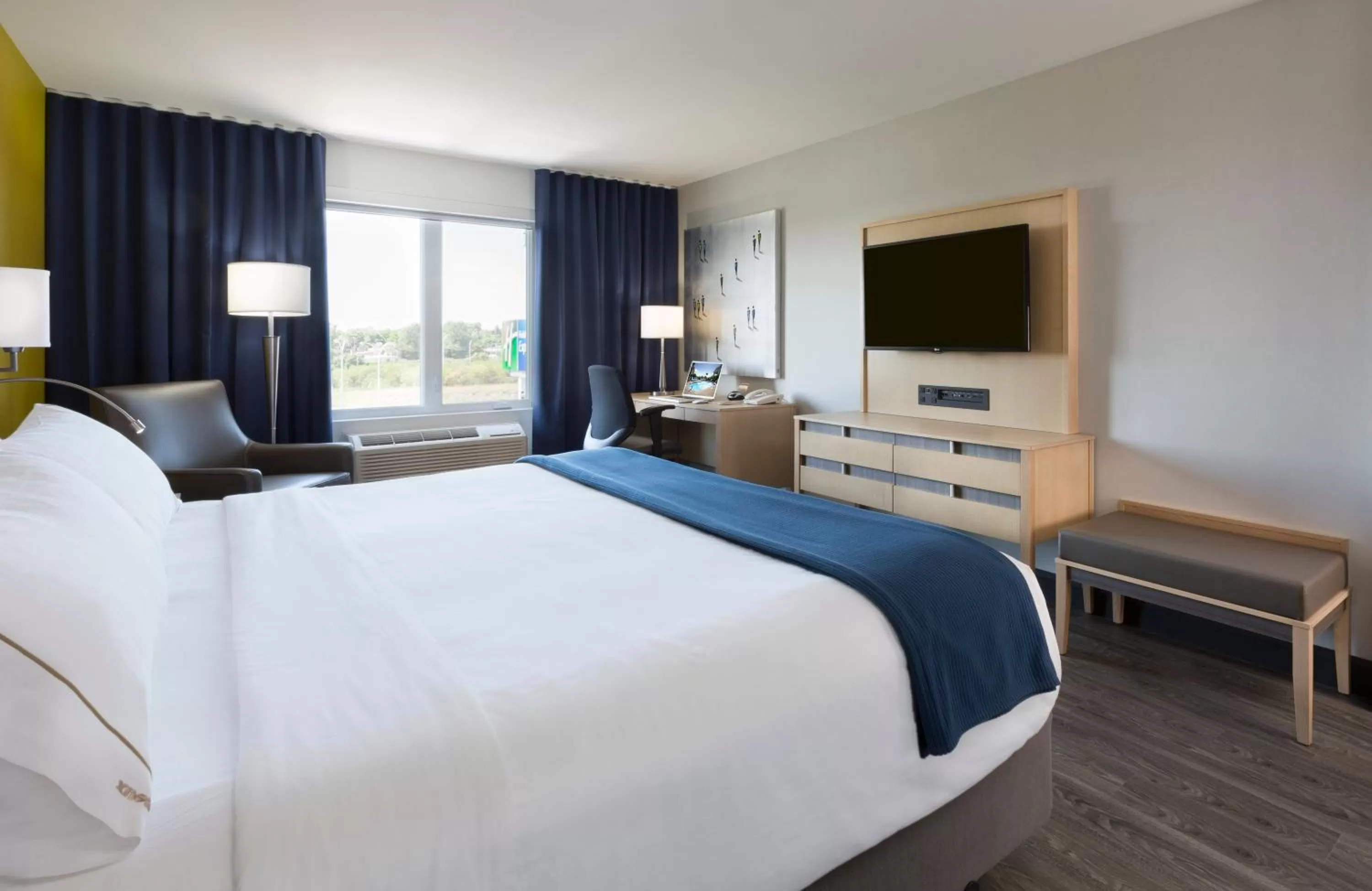 Photo of the whole room, Bed in Holiday Inn Express Quebec City-Sainte Foy by IHG