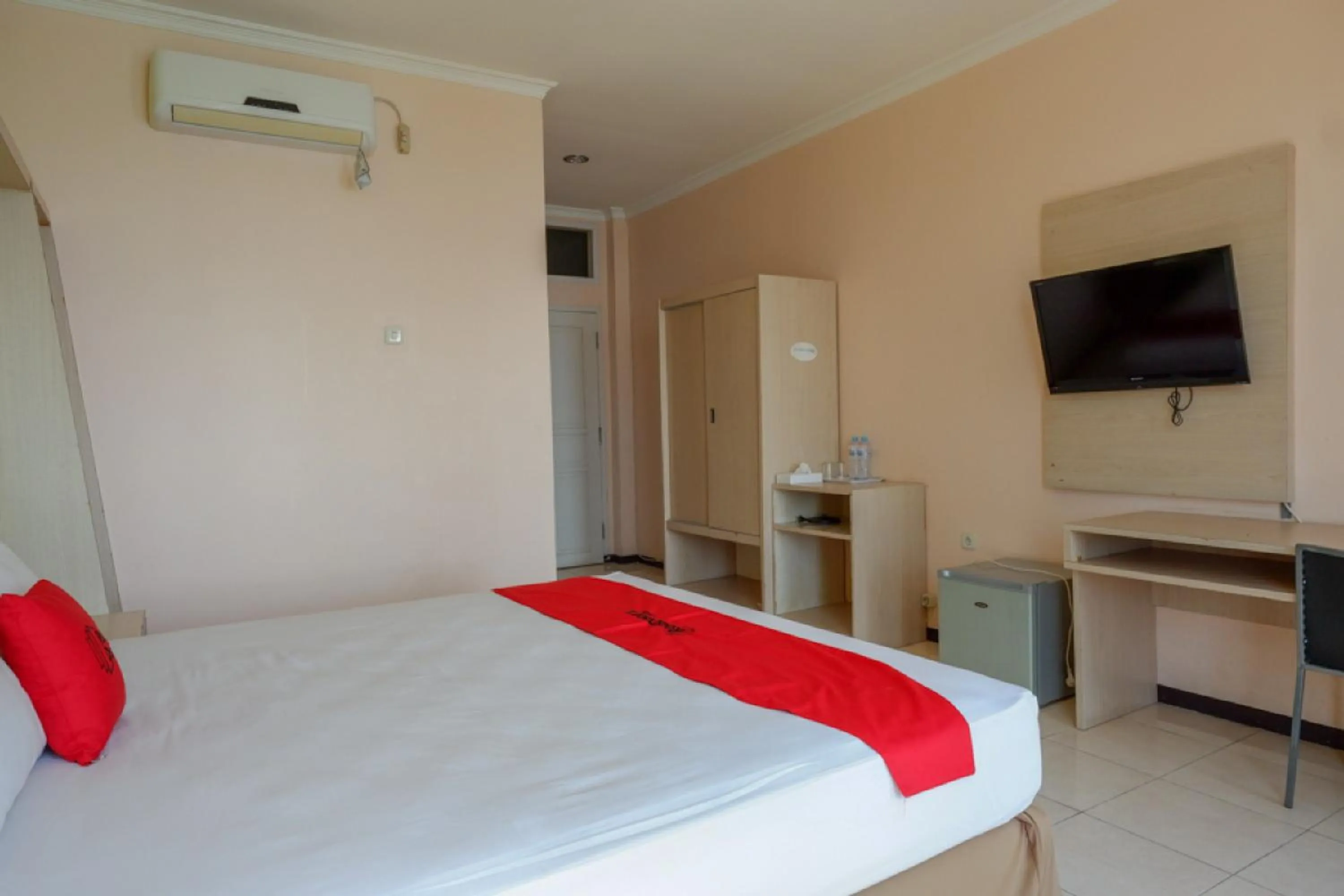 Bed in RedDoorz Plus Syariah @ Hotel Boulevard Luwuk