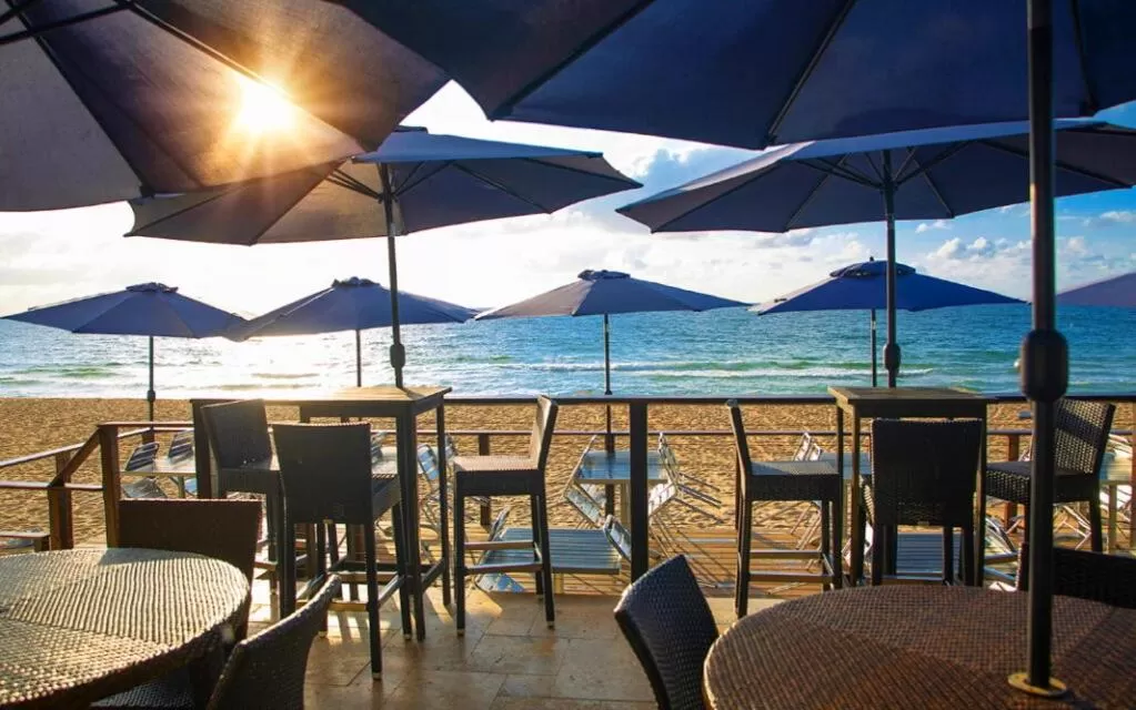 Restaurant/places to eat in Sun Tower Hotel & Suites on the Beach