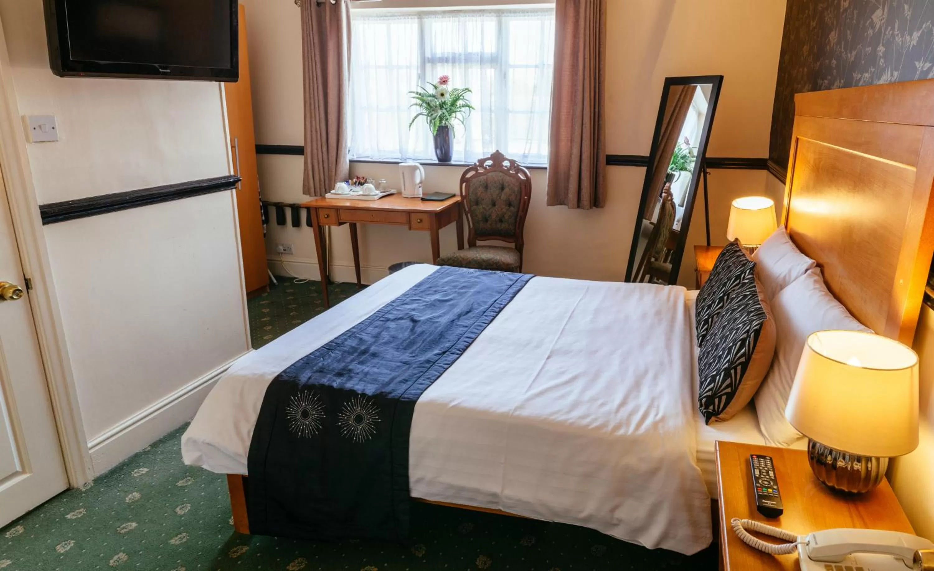 Bedroom, Bed in Pymgate Lodge Hotel Manchester Airport