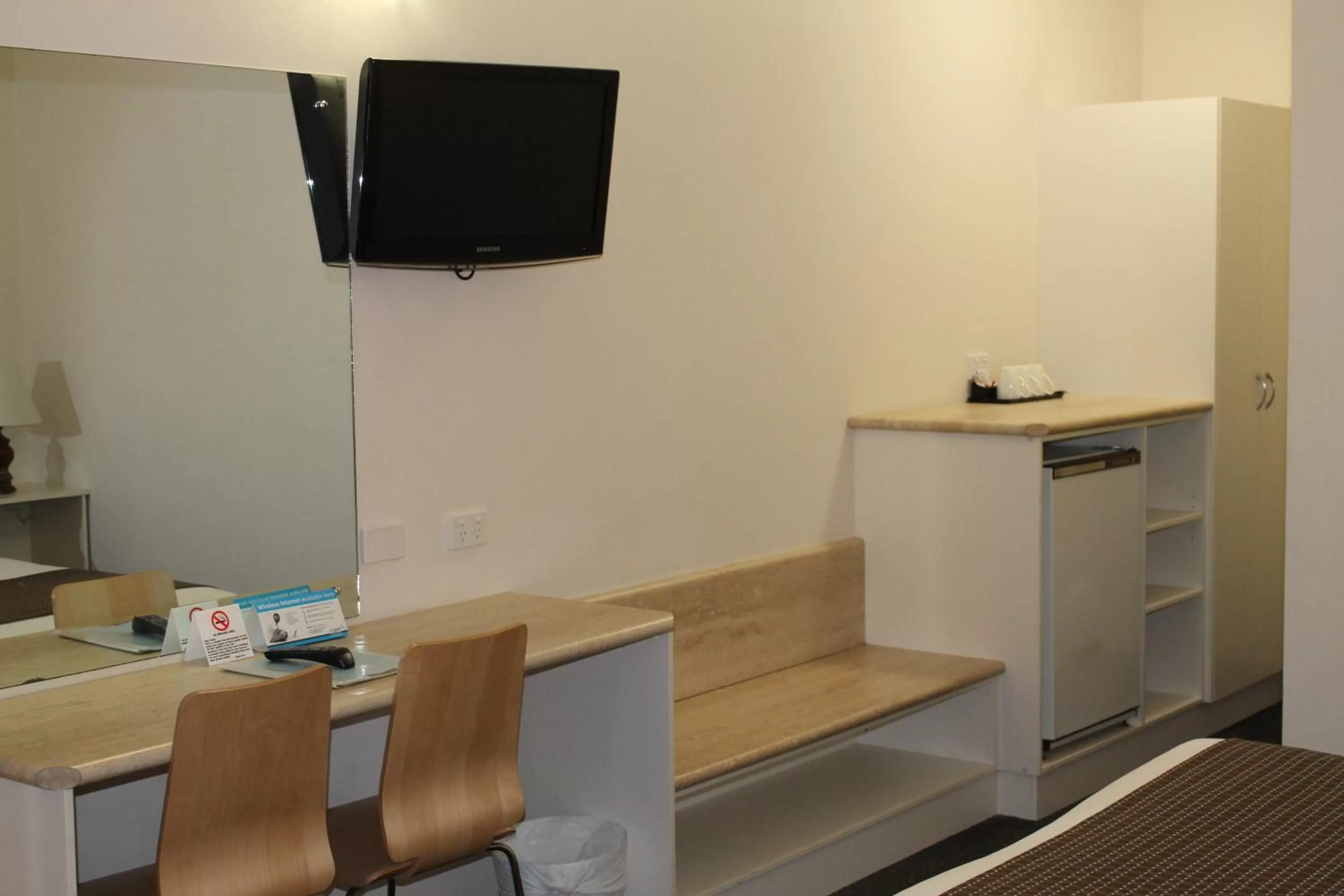 TV and multimedia, TV/Entertainment Center in Buffalo Motor Inn