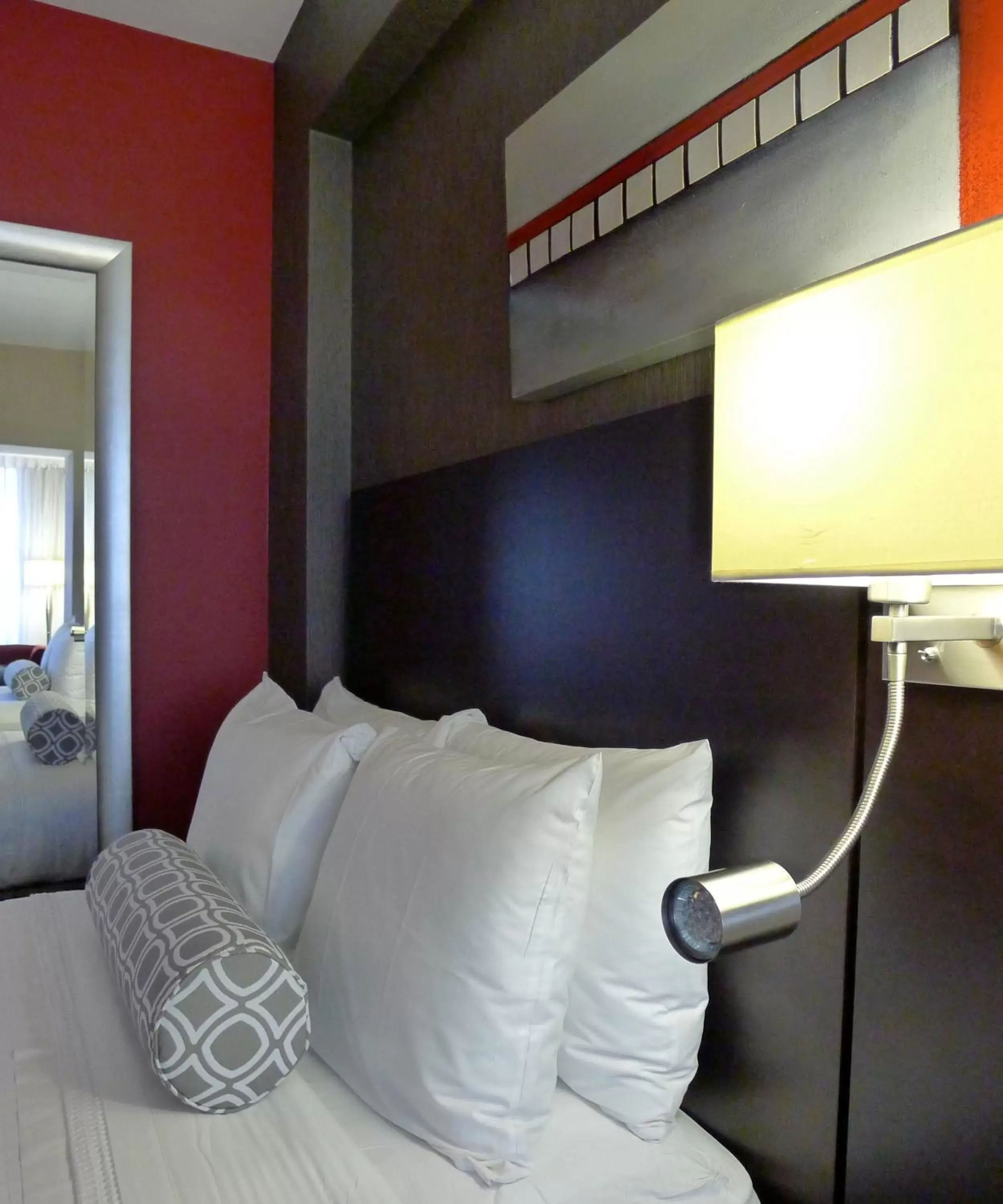 Queen Room - Non-Smoking in Armon Plaza Montreal Airpt, Trademark Collection by Wyndham Queen Room - Non-Smoking in Armon Plaza Montreal Airpt, Trademark Collection by Wyndham