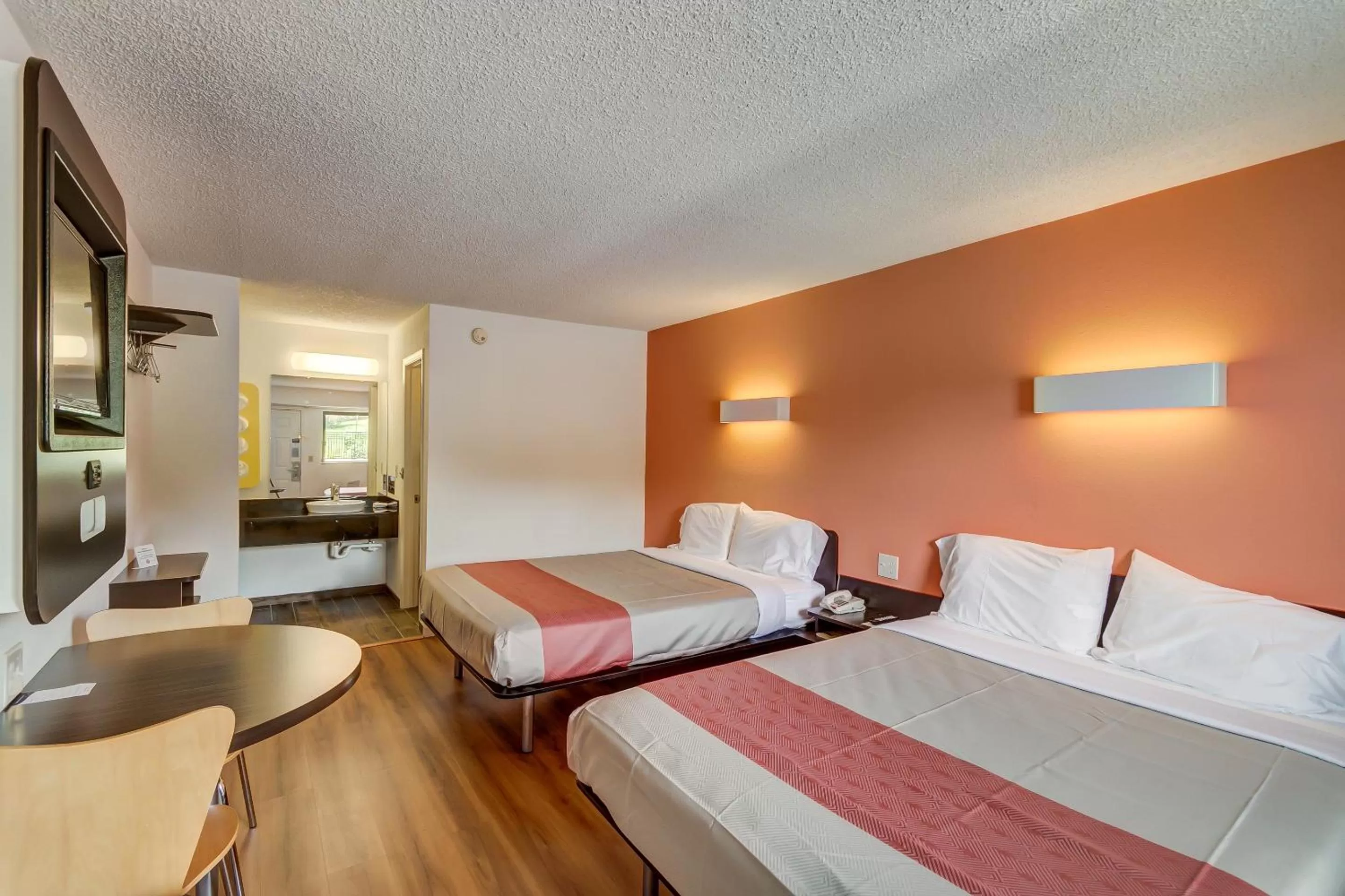 TV and multimedia, Bed in Motel 6-Berea, KY