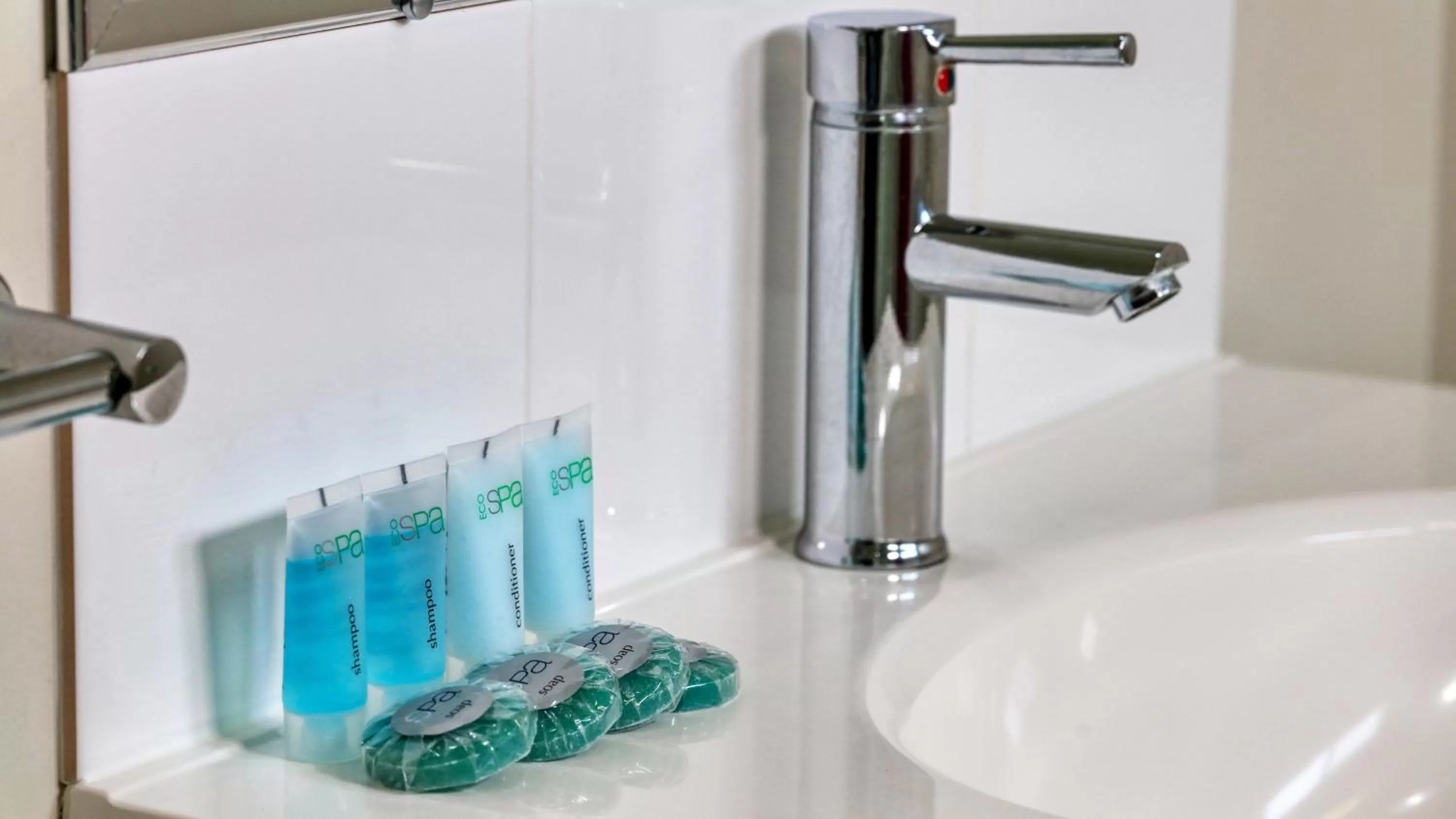 Bathroom in Chinchilla Motor Inn