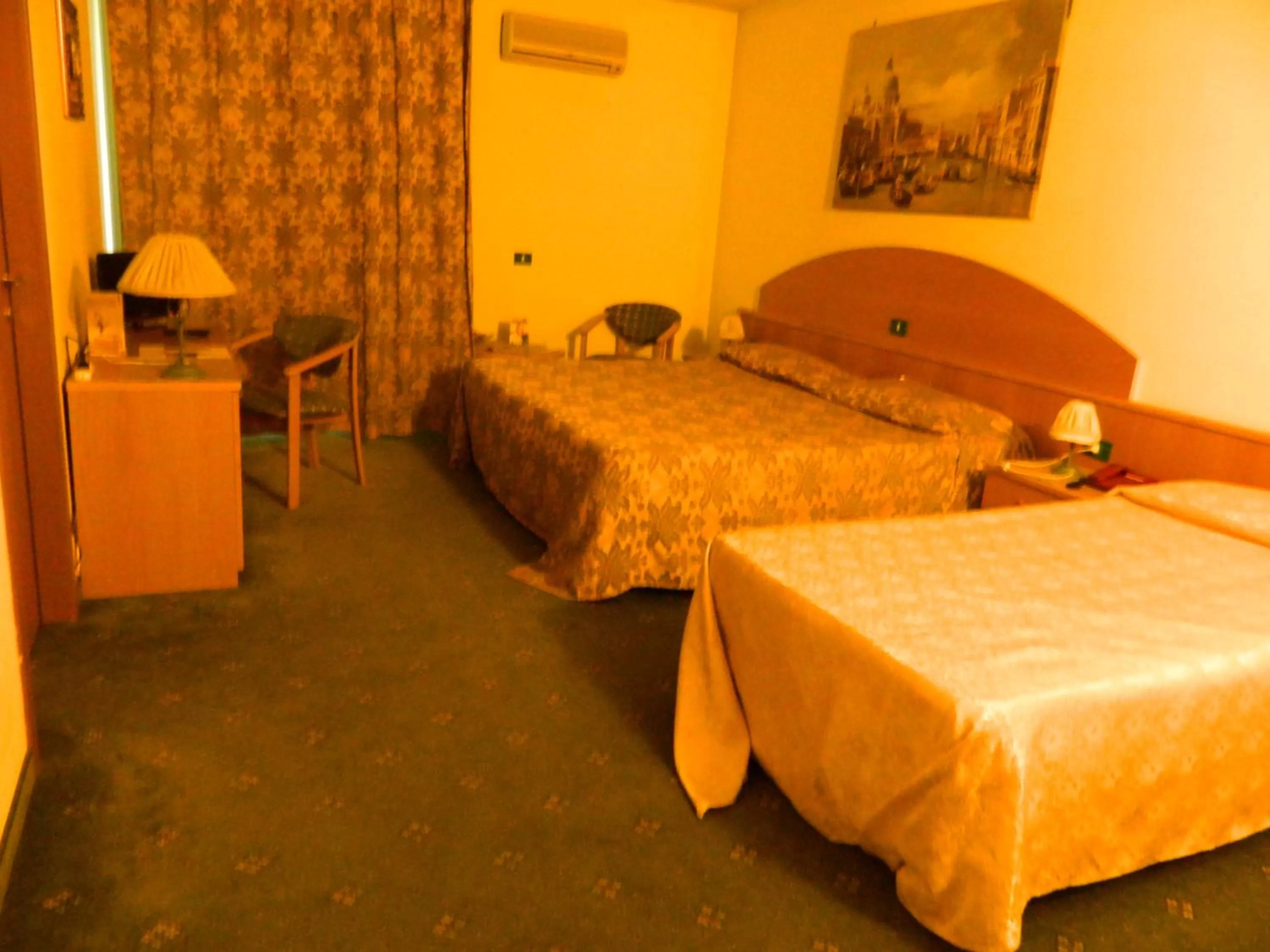 Photo of the whole room in Ascot Lodging